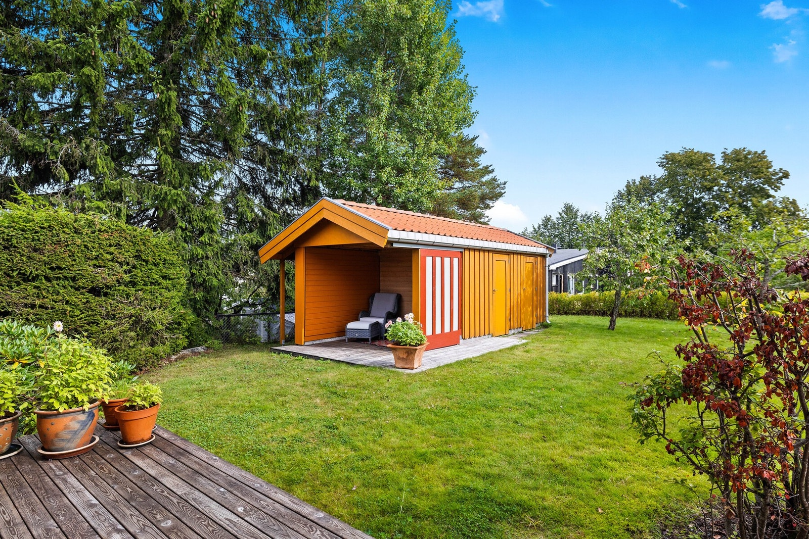 Praktisk redskapsbod - perfekt for oppbevaring, hobbyarbeid eller små prosjekter. Her er det også et vedskjul, som kommer godt med på vinterhalvåret. Galleribilde