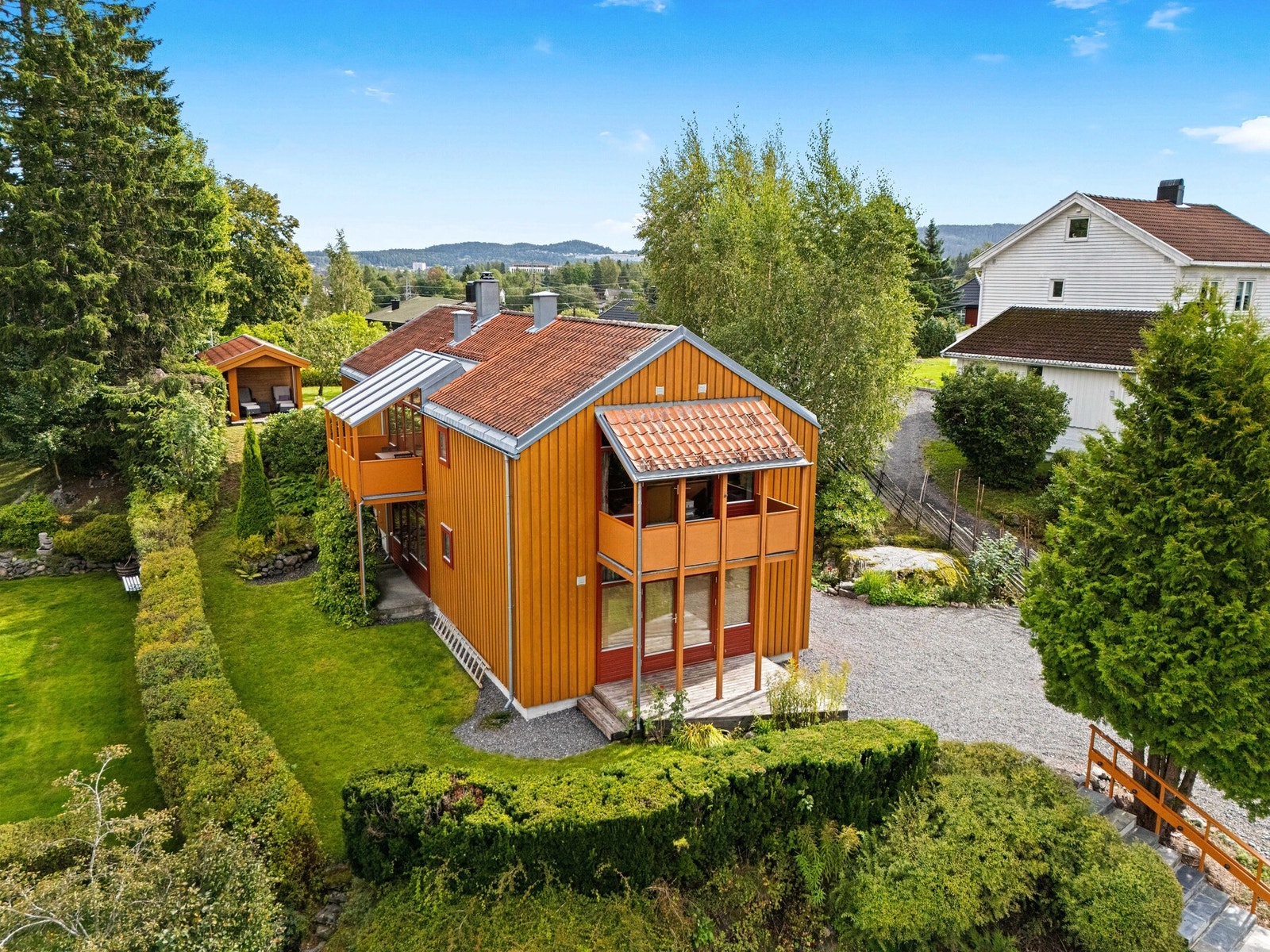 Eneboligen har en særpreget og arkitekttegnet utforming med gode uteplasser og hage rundt huset. Galleribilde