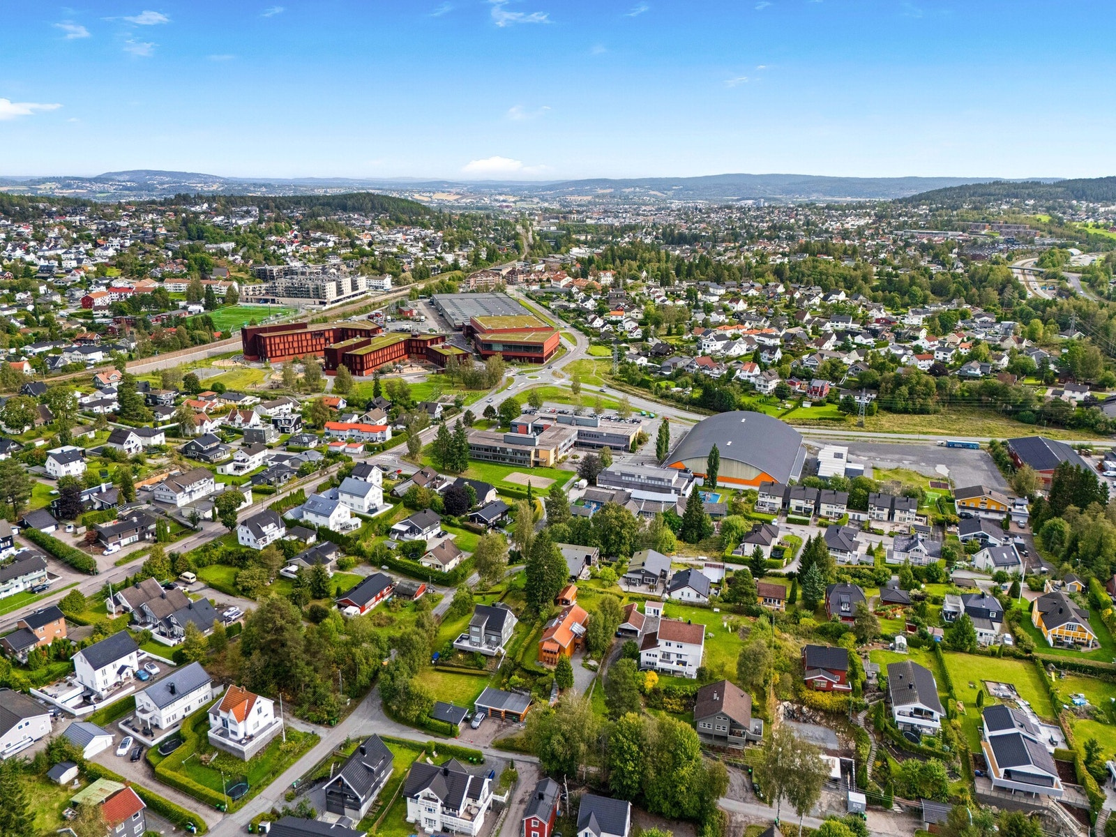 Eiendommen ligger i et svært attraktivt område på Fjellhamar, med gangavstand til skole, barnehage og fritidsaktiviteter. I nærheten ligger populære langvannet, Metro og Triaden storsenter. Galleribilde