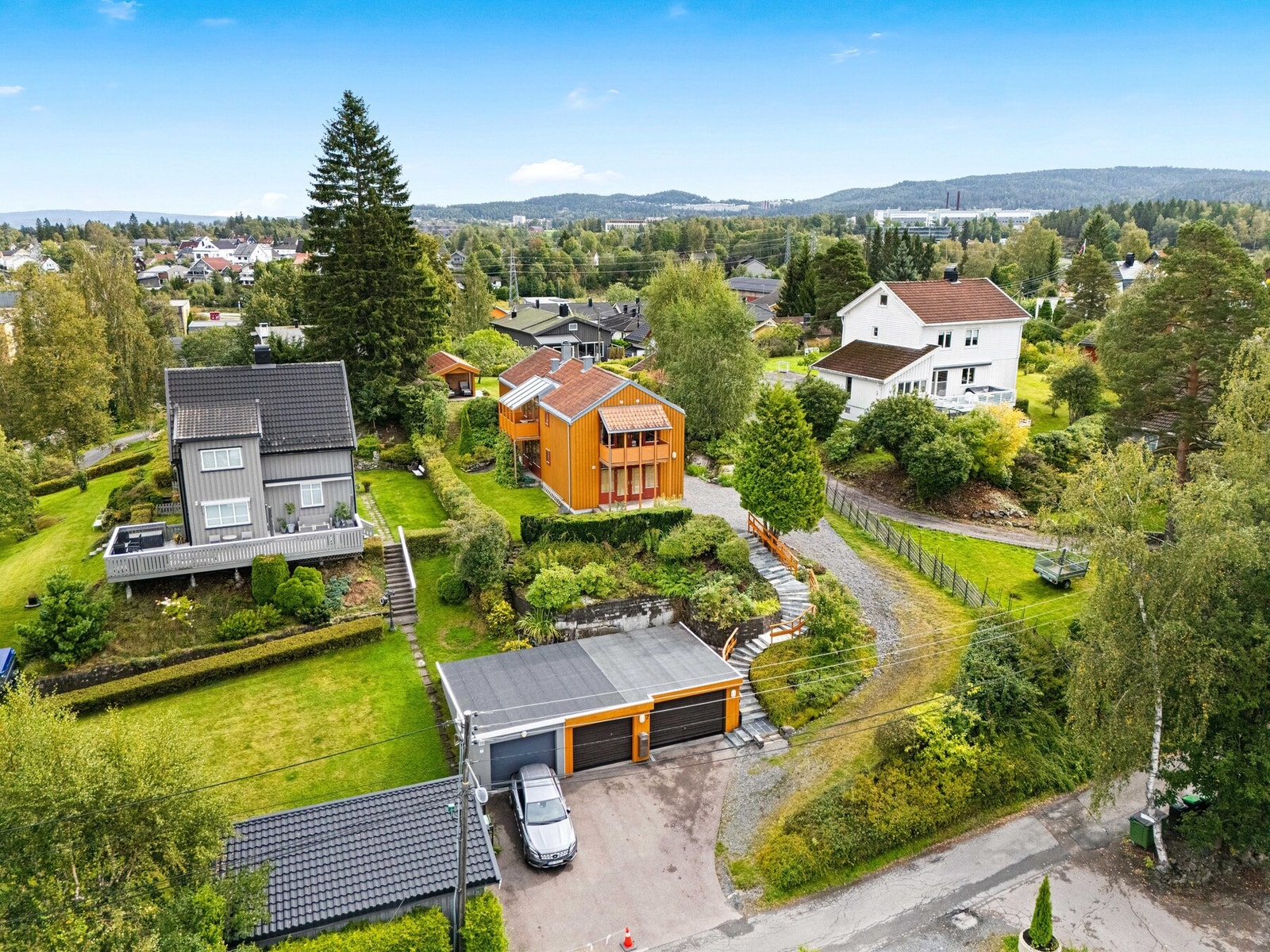 Romslig tomt på 1078 kvm, med to garasjer ved veien. Galleribilde