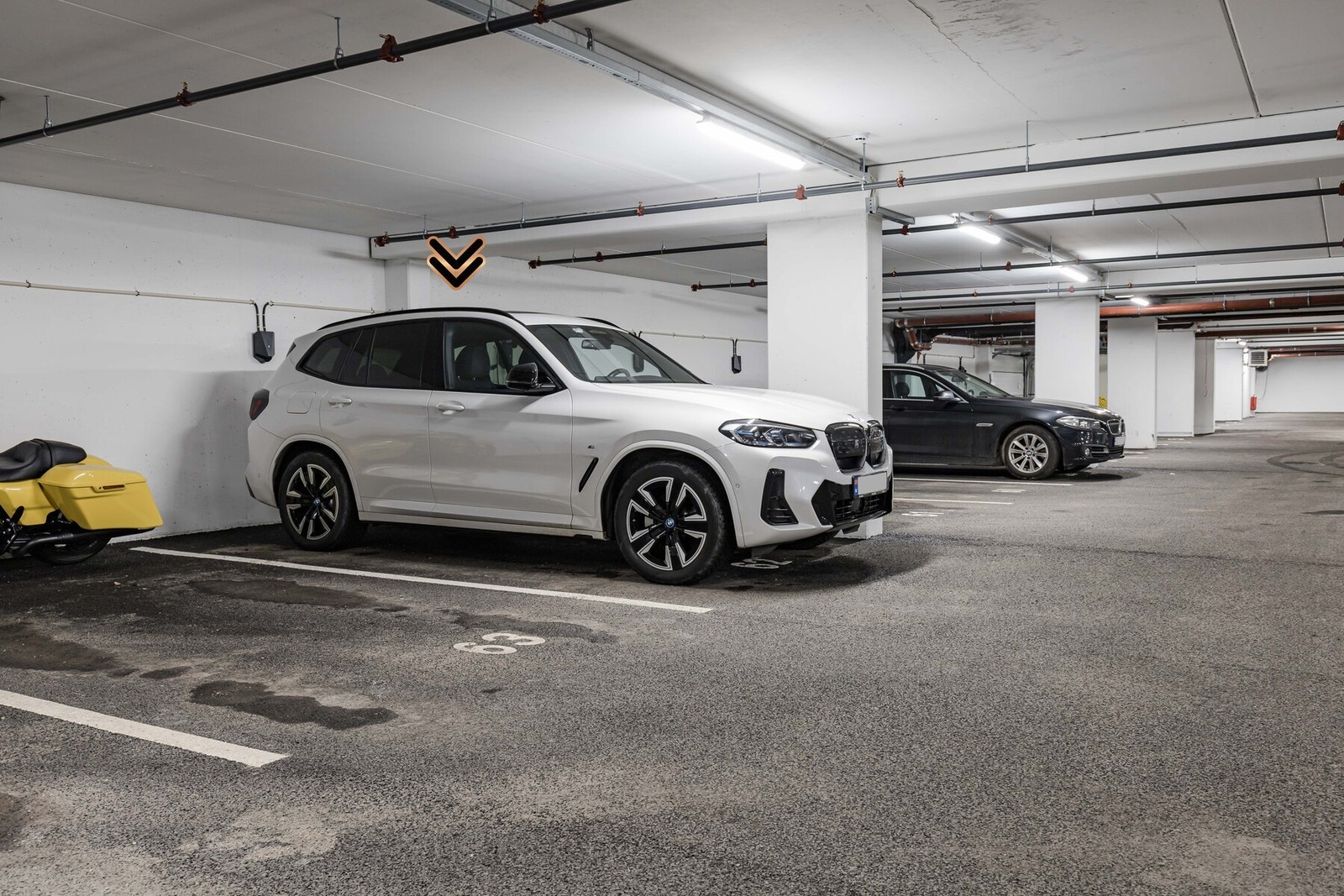 Det medfølger garasjeplass i kjelleren, her er det også installert elbil lader. Galleribilde