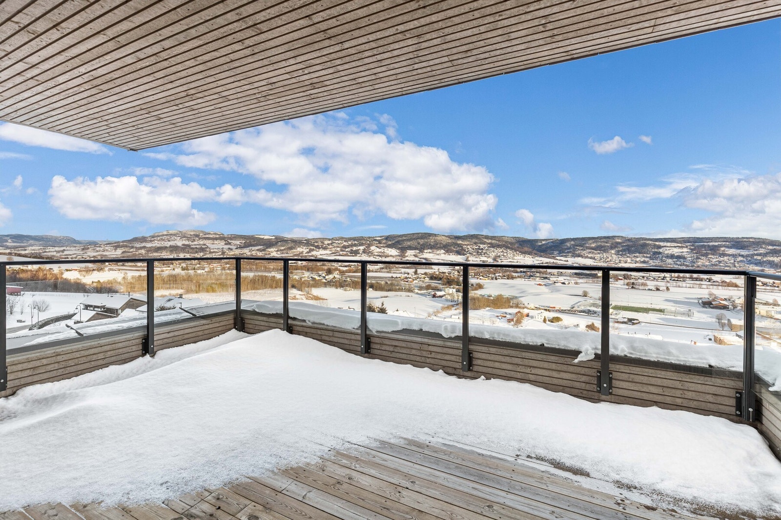 Sol og utsikt kan nytes fra en terrasse på 20 kvm og fra felles takterrasser i egen klasse. Galleribilde
