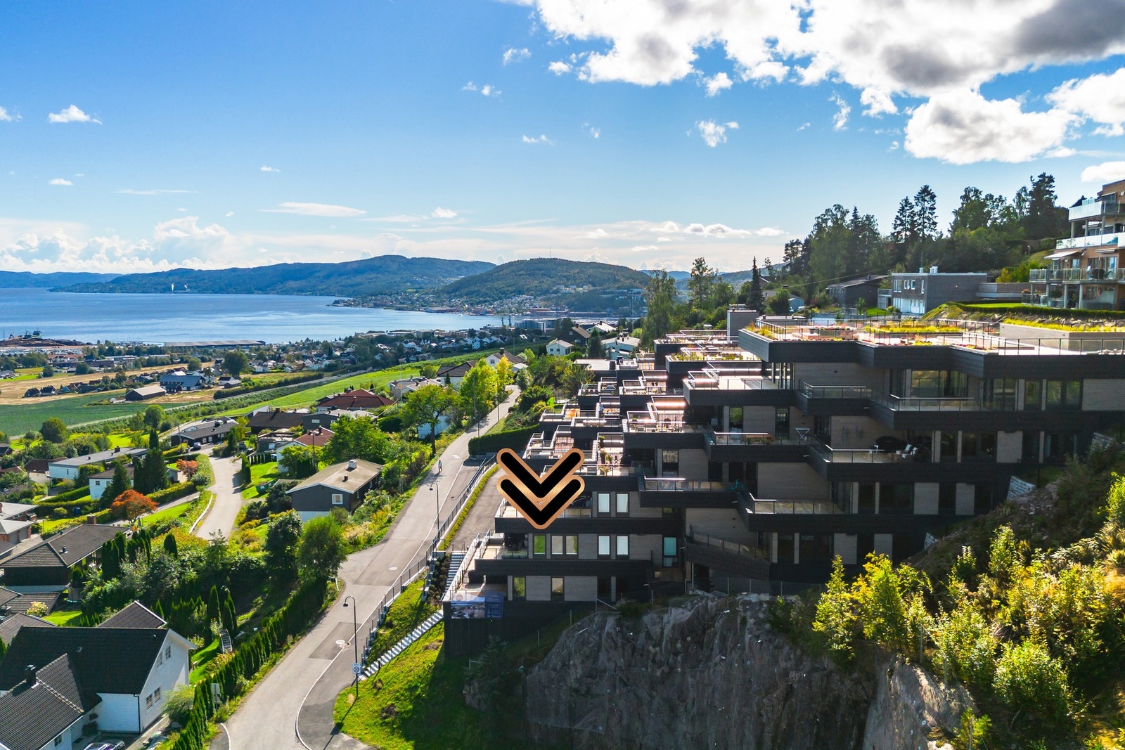 Bygget er godt plassert i terrenget, og ligger luftig og solrikt til på et høydedrag med fantastisk flott utsikt over Drammenselva og vakre Lierdalen. Galleribilde