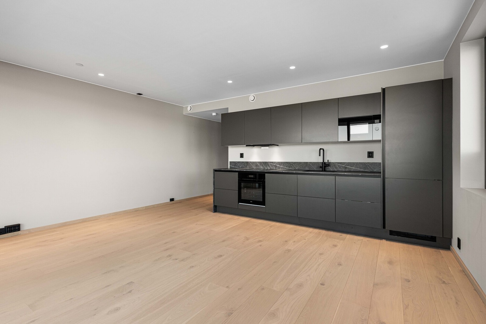 I benken er det nedfelt oppvaskkum og integrert induksjonstopp, og veggene bak er beskyttet med glassplater. Galleribilde