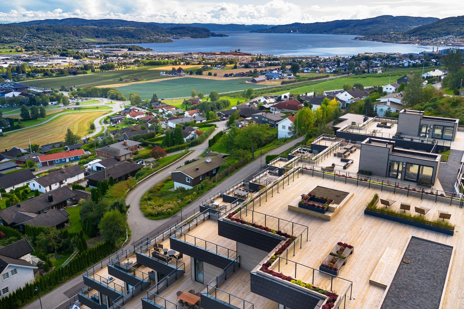 I tillegg til den private uteplassen, er det mulig å benytte seg av tre store, felles takterrasser. Galleribilde