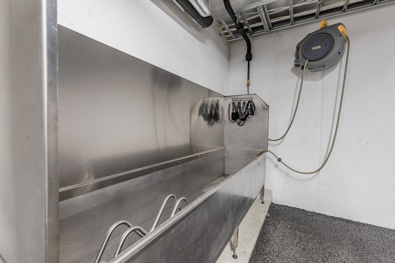 Vaskestasjon i garasjekjeller. Galleribilde