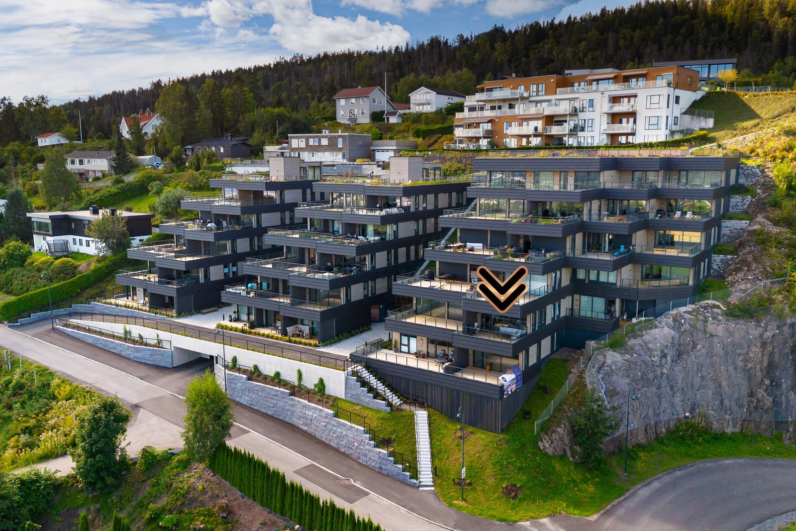 Leiligheten ligger i byggets andre etasje hvor det er heis direkte ned til garasjekjeller fra etasjeplan. Galleribilde