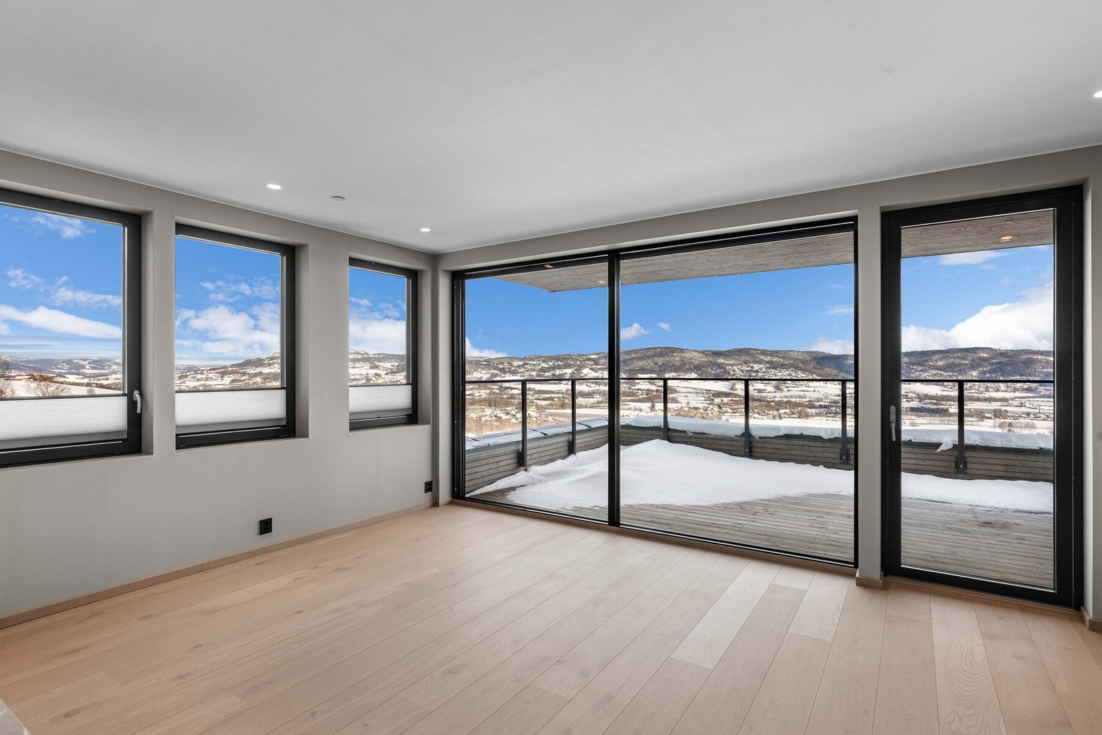 De generøse vindusflatene gir rikelig med dagslys inn i rommet. Galleribilde