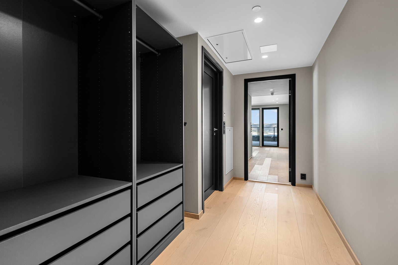 I gangen er det et romslig åpent garderobeskap. Galleribilde