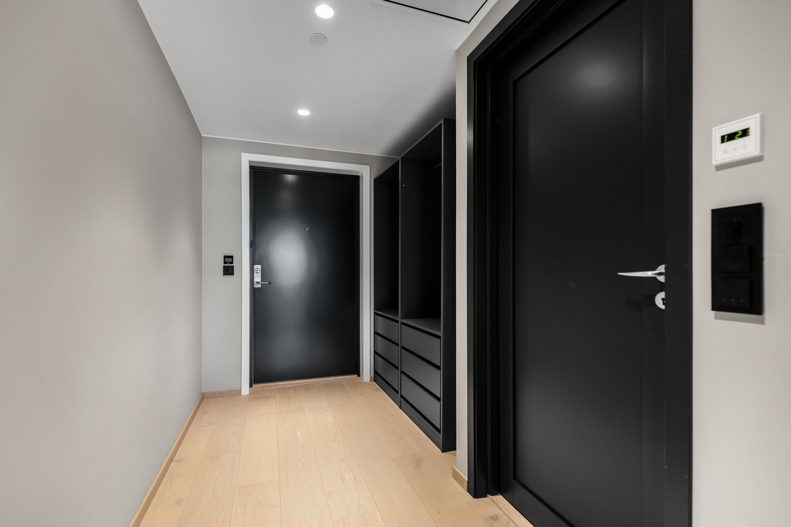 Gulvet har vannbåren varme og enstavs parkett, mens veggene har gråmalte gipsplater. Galleribilde