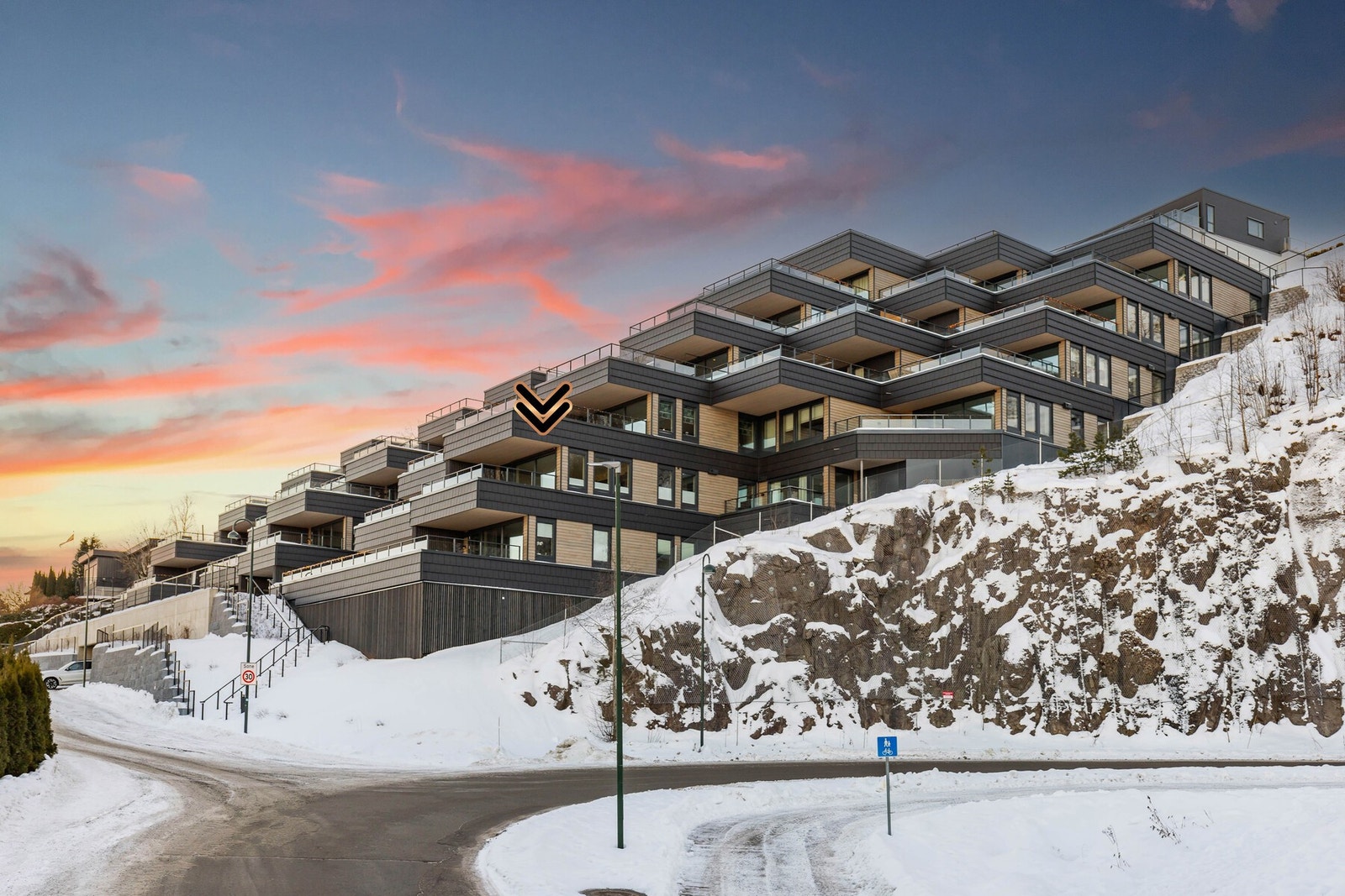 Leiligheten ligger i et nytt leilighetskompleks med naturskjønn og barnevennlig beliggenhet på Stoppenkollen i Lier kommune. Galleribilde