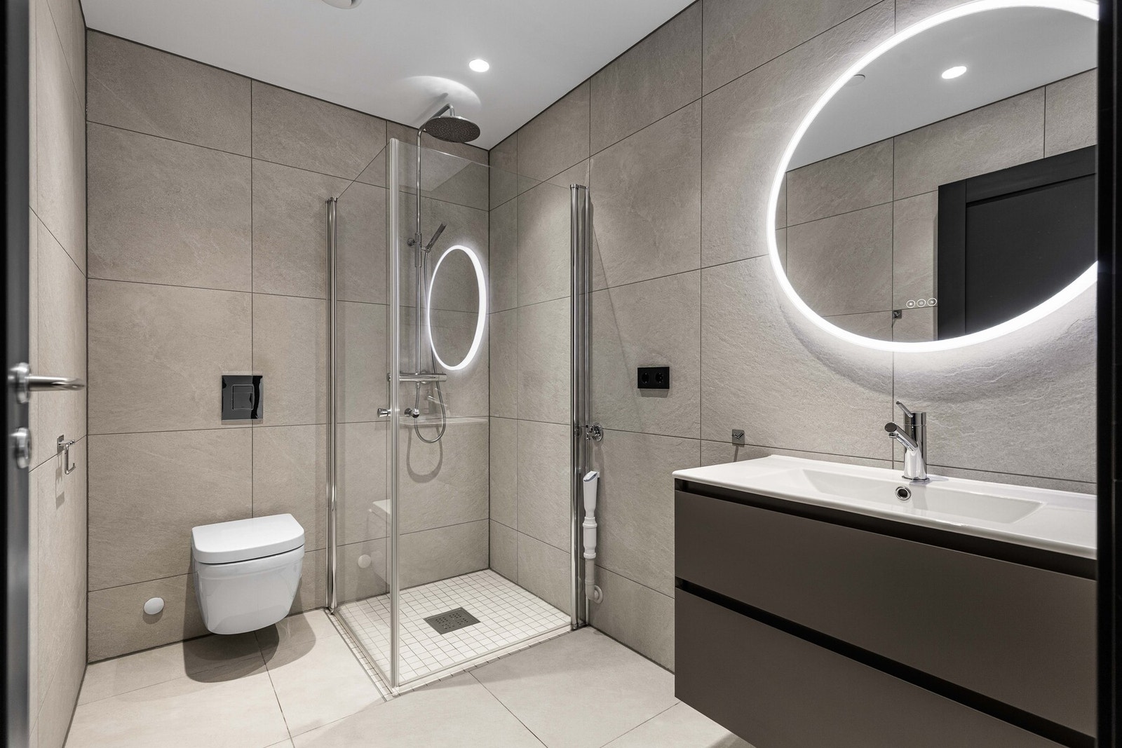 Leiligheten har et delikat bad med gjennomført stil. Galleribilde