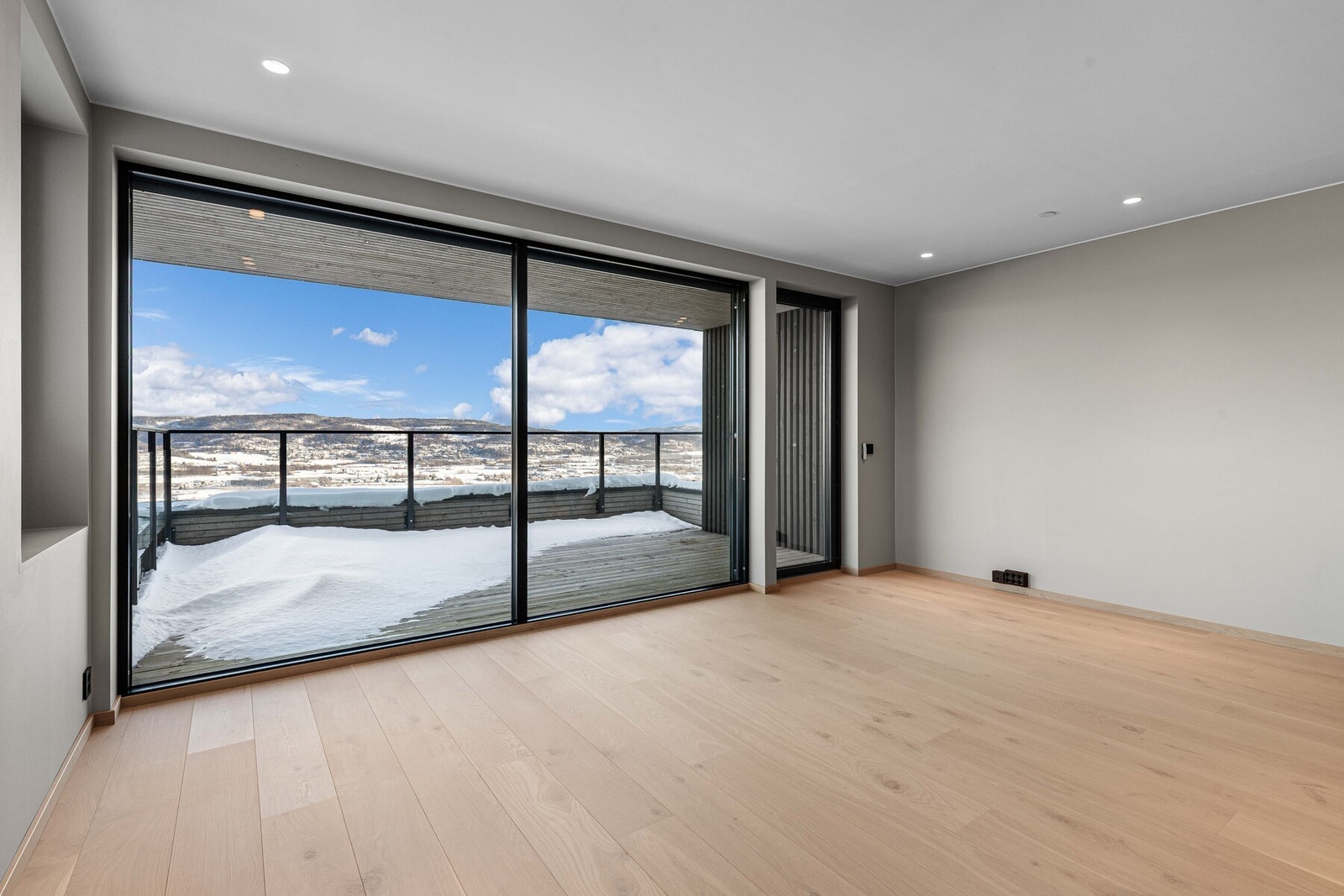 Det er montert utvendig screens på panoramavinduet mot terrassen. Galleribilde