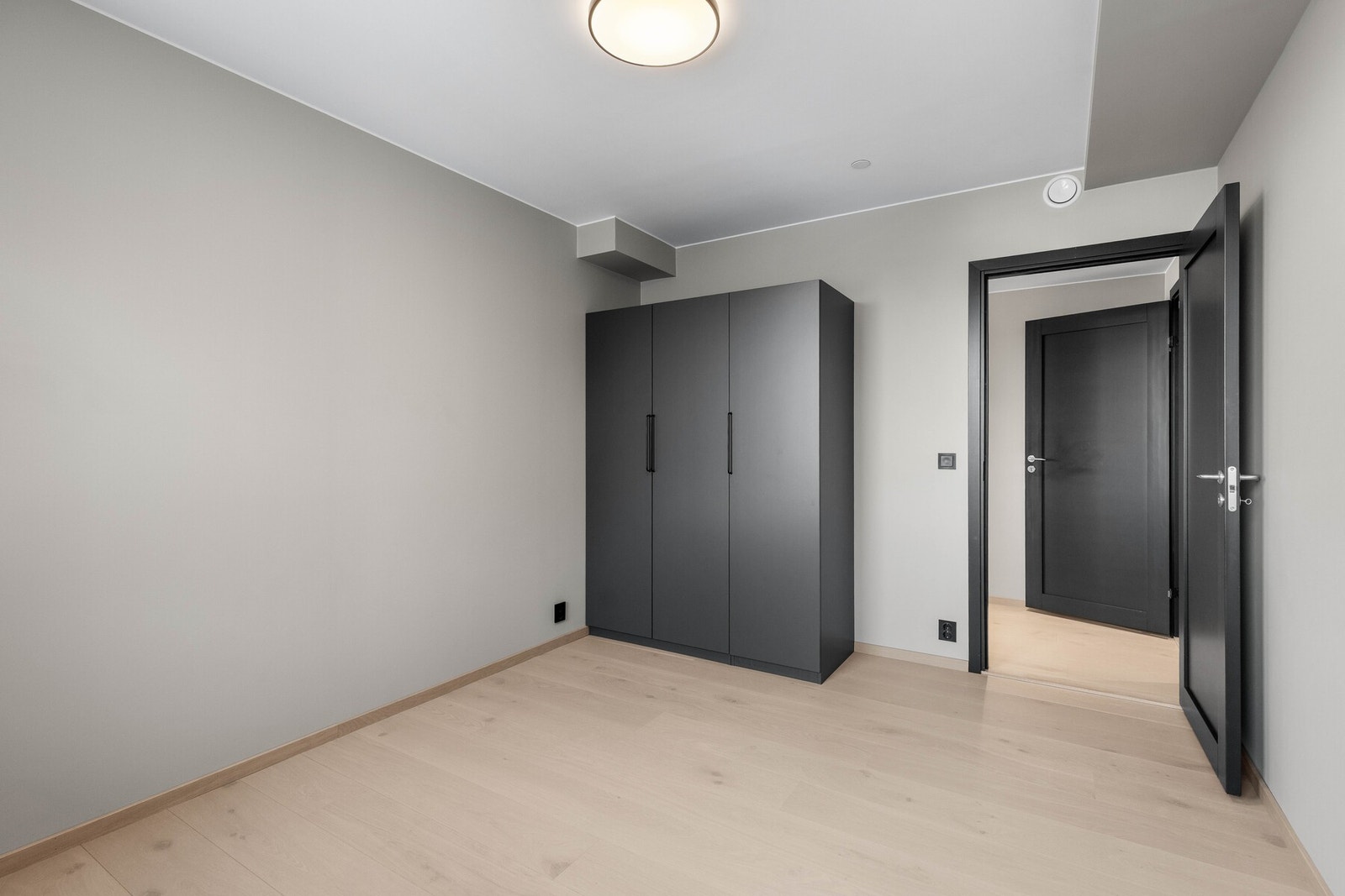 Tilhørende garderobeskap på soverommet. Galleribilde