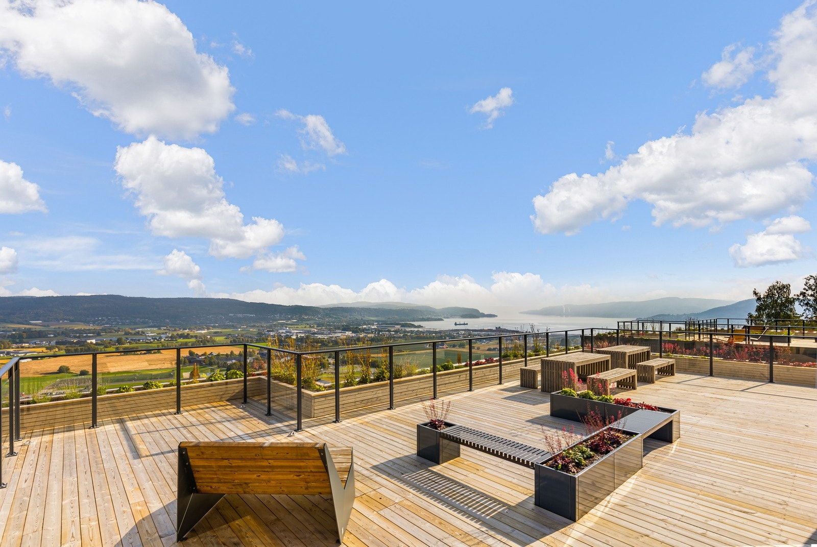 Takterrassene er i en klasse for seg med flotte sitteplasser og solsenger, samt lekeapparater for de minste. Galleribilde