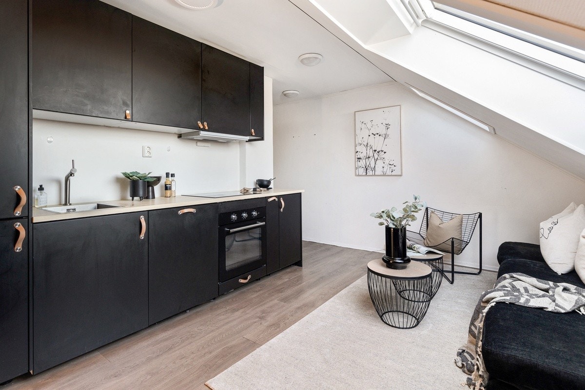 Nyoppusset kjøkken og stue. Integrerte hvitevarer Galleribilde