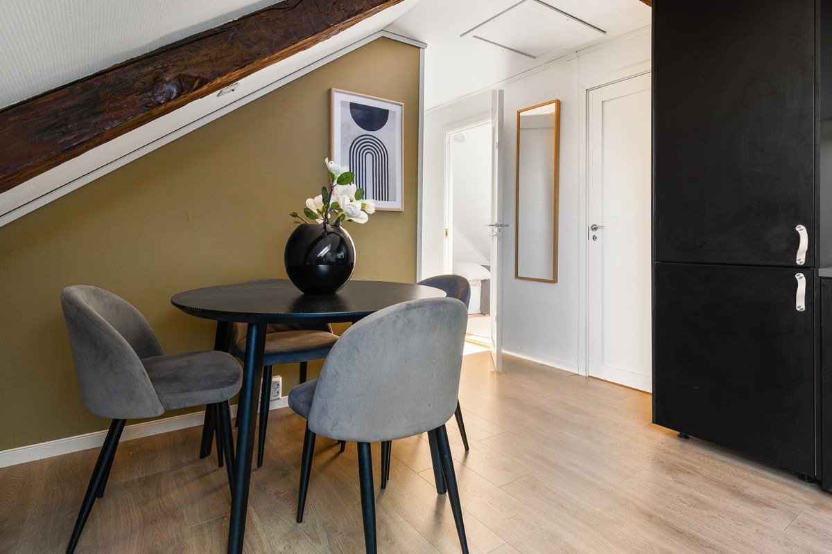 Nyoppusset kjøkken og stue. Integrerte hvitevarer Galleribilde