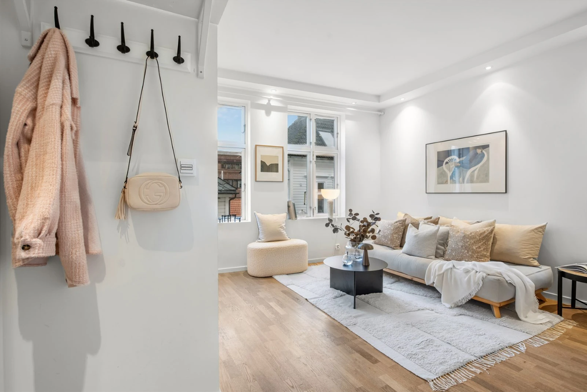 Stue fra dør. Galleribilde