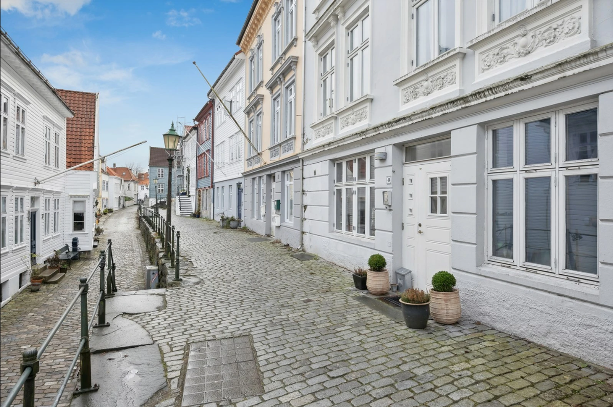 Fasade. Inngang til leilighet til høyre. Galleribilde