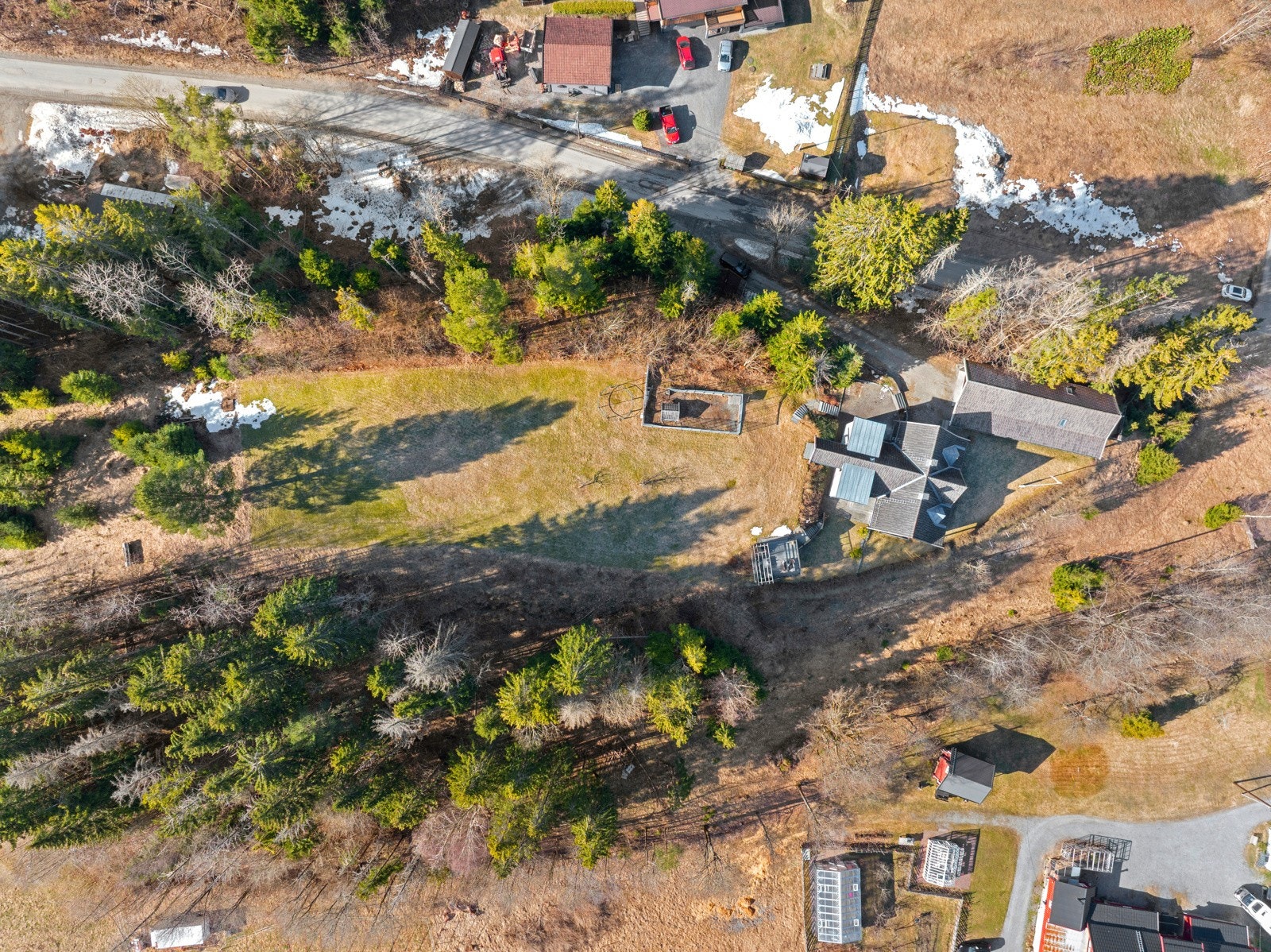 Tomten er på litt over 17 mål og byr på flotte uteområder, opparbeidede soner rundt boligen, grillhytte med en flott terrasse, garasje og uthus Galleribilde