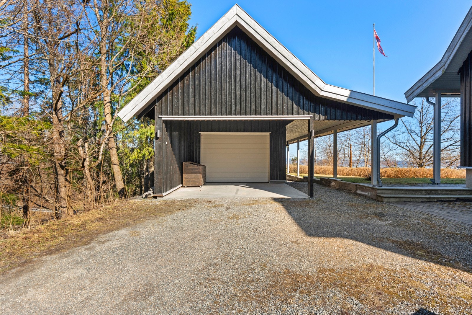 Det er montert elbil lader i garasjen. Uthuset har én etasje samt loft Galleribilde