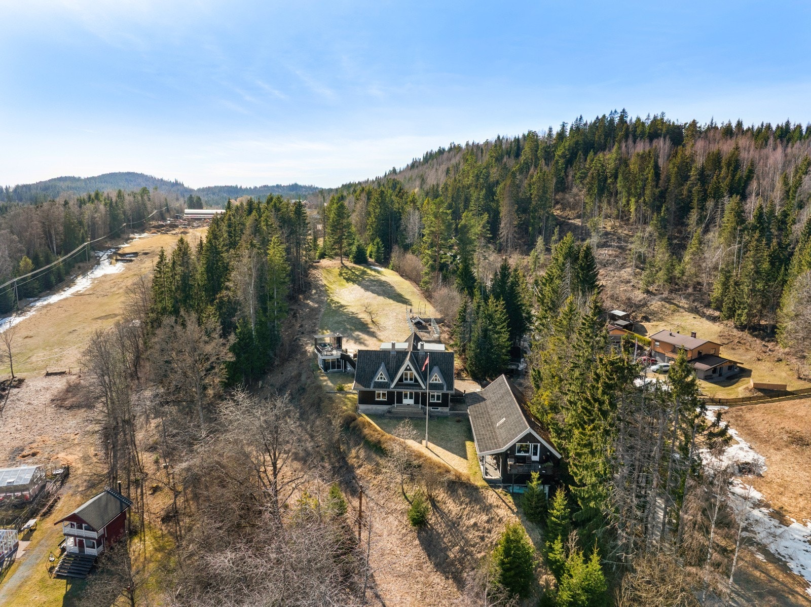 Det er god plass til parkering av flere biler på gårdsplassen Galleribilde
