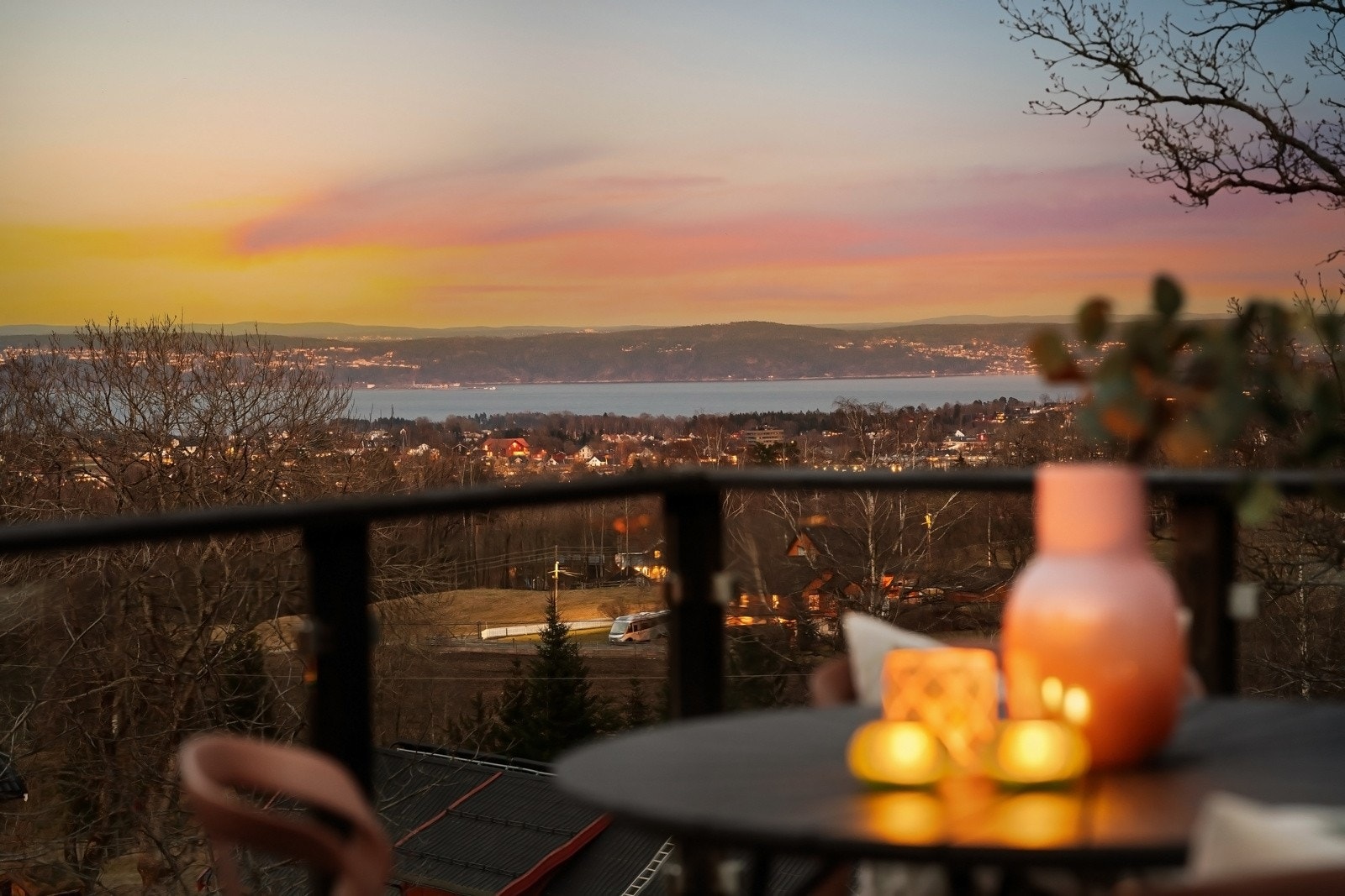 Terrassen er utstyrt med glassrekkverk, noe som åpner for et herlig utsyn mot Oslofjorden Galleribilde