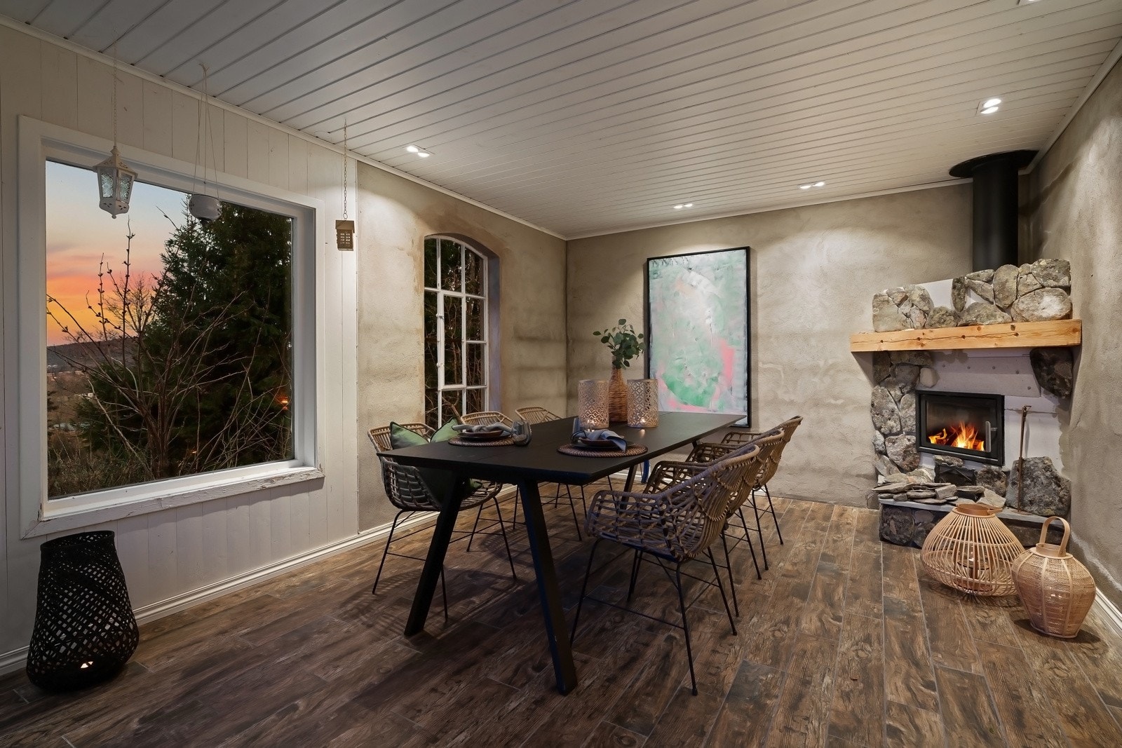 Gulvet er flislagt, veggene har puss, og himlingen består av malt panel Galleribilde