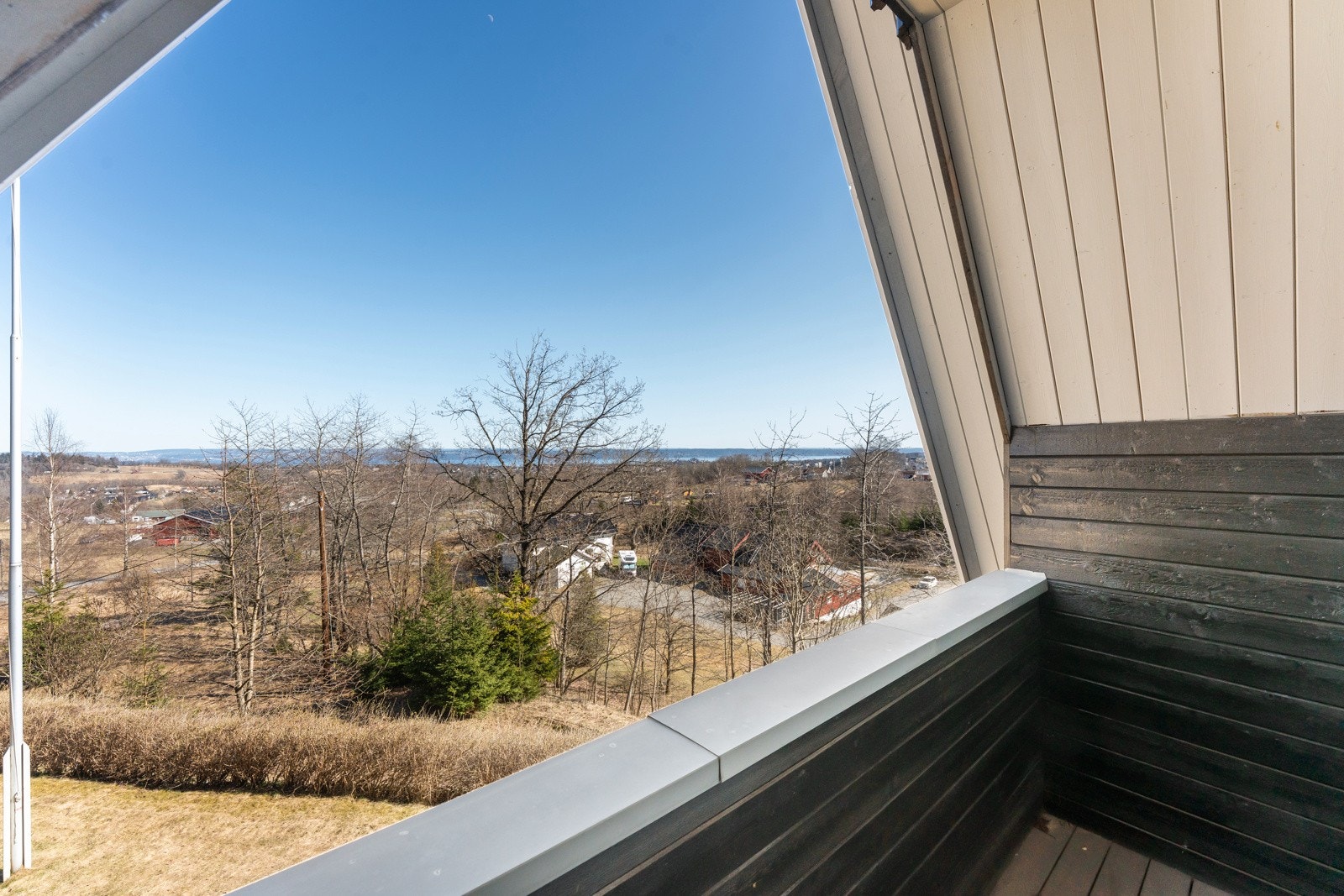 Fra rommet er det utgang til en liten balkong på ca. 2 kvm. Et fint sted å nyte solen og utsikten Galleribilde