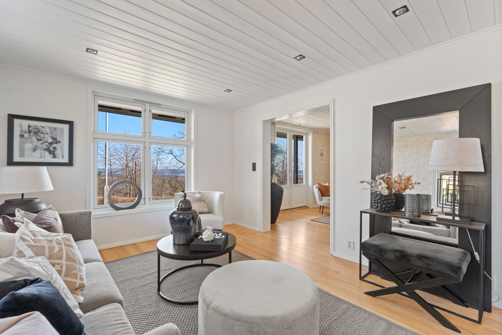 De to stuene ligger i forlengelse av hverandre og gir fleksibilitet i møblering og bruk Galleribilde