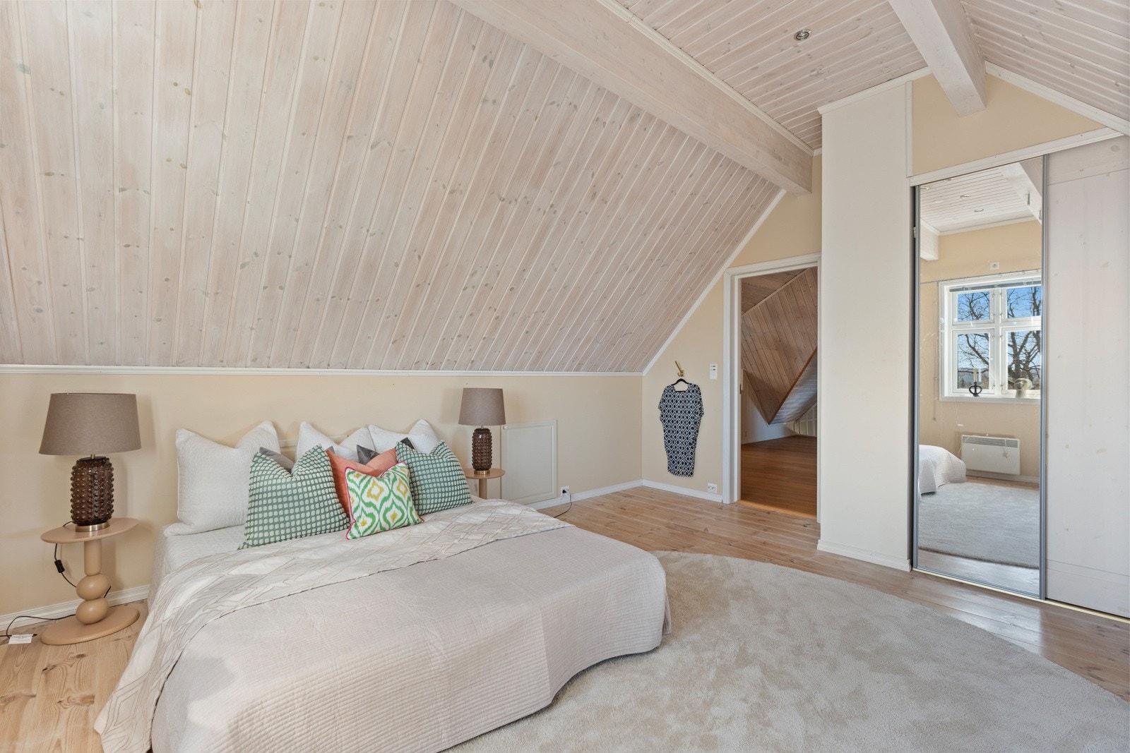 Skyvedørsgarderoben med speilfronter gir god oppbevaringsplass Galleribilde