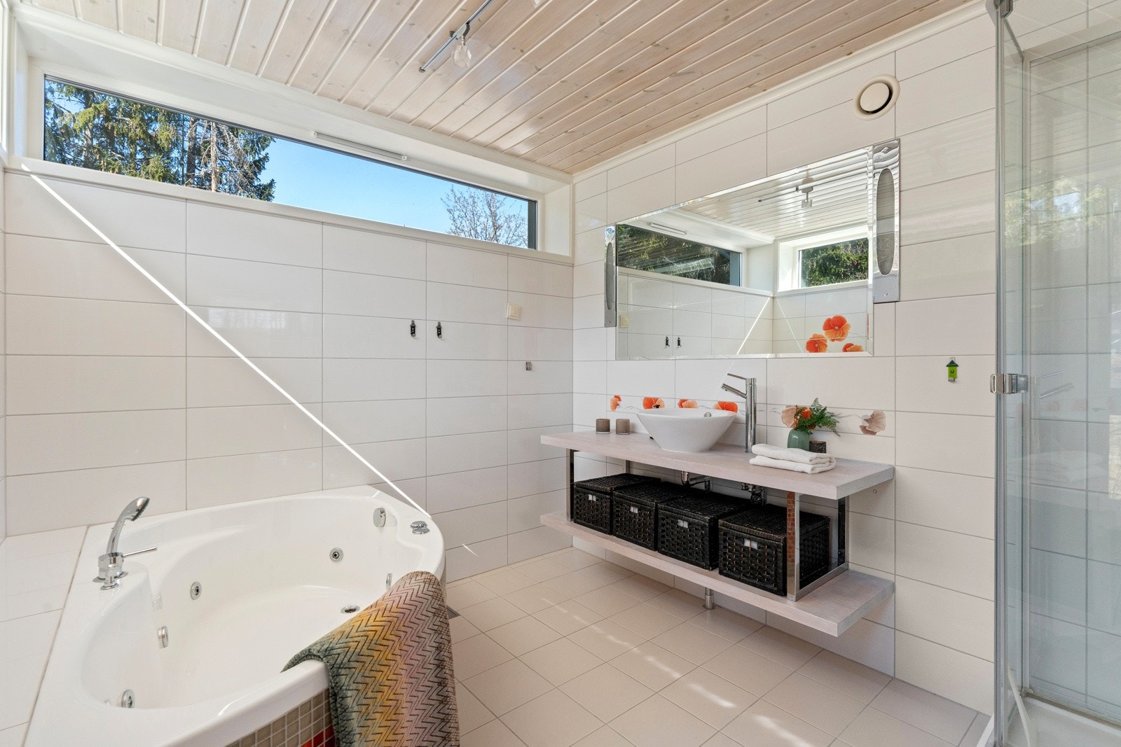 Badet i andre etasje har flislagte vegger og gulv med varmekabler, samt malt himling Galleribilde