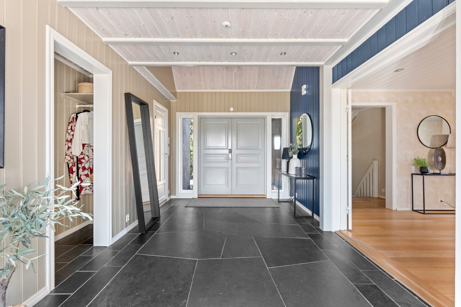 Gulvet er lagt med limt skifer og det er vannbårne sløyfer i alle gulv i 1. etg. som bidrar til god komfort året rundt Galleribilde