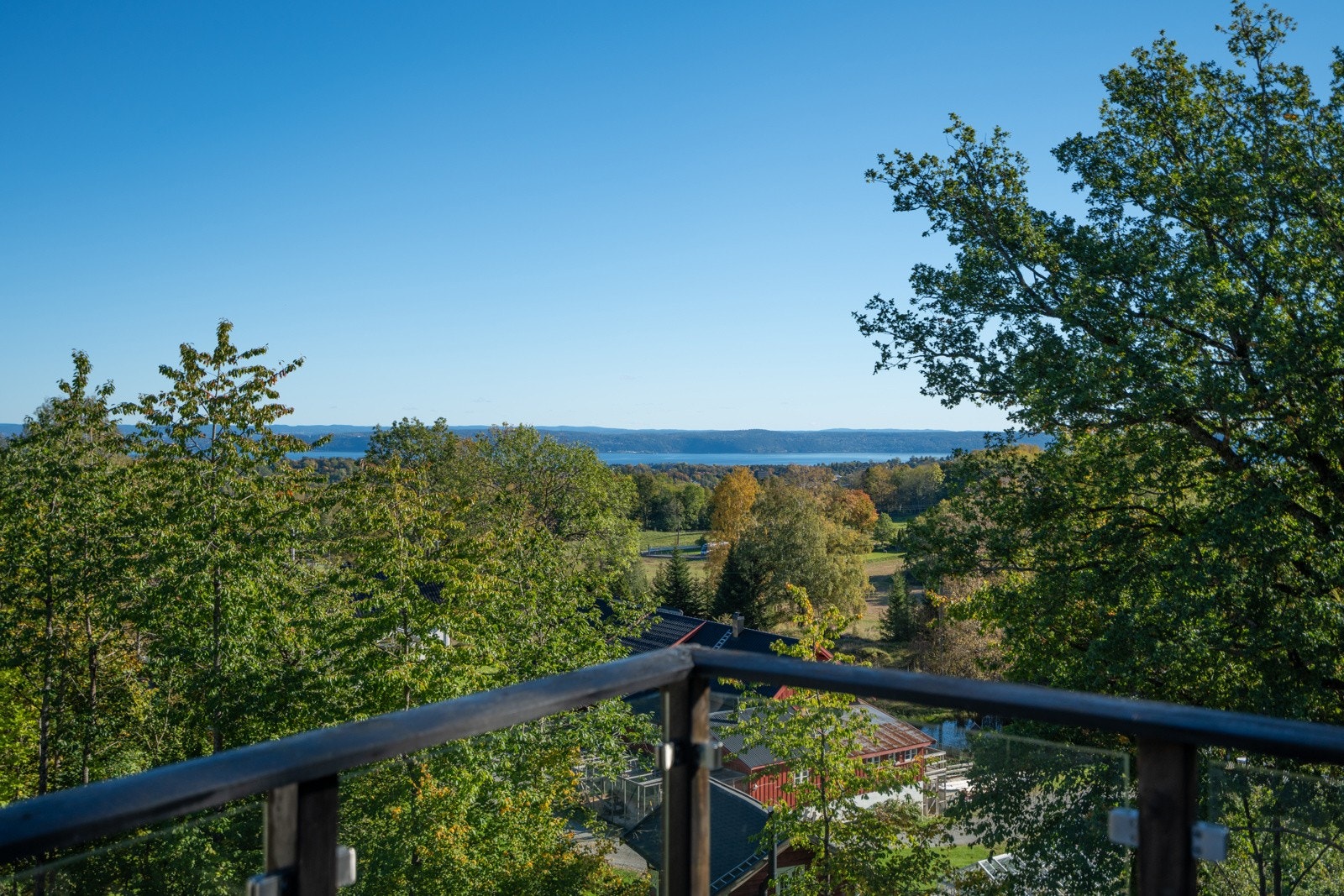 Her får man virkelig fullt utbytte av sjøutsikten og solnedgangene Galleribilde