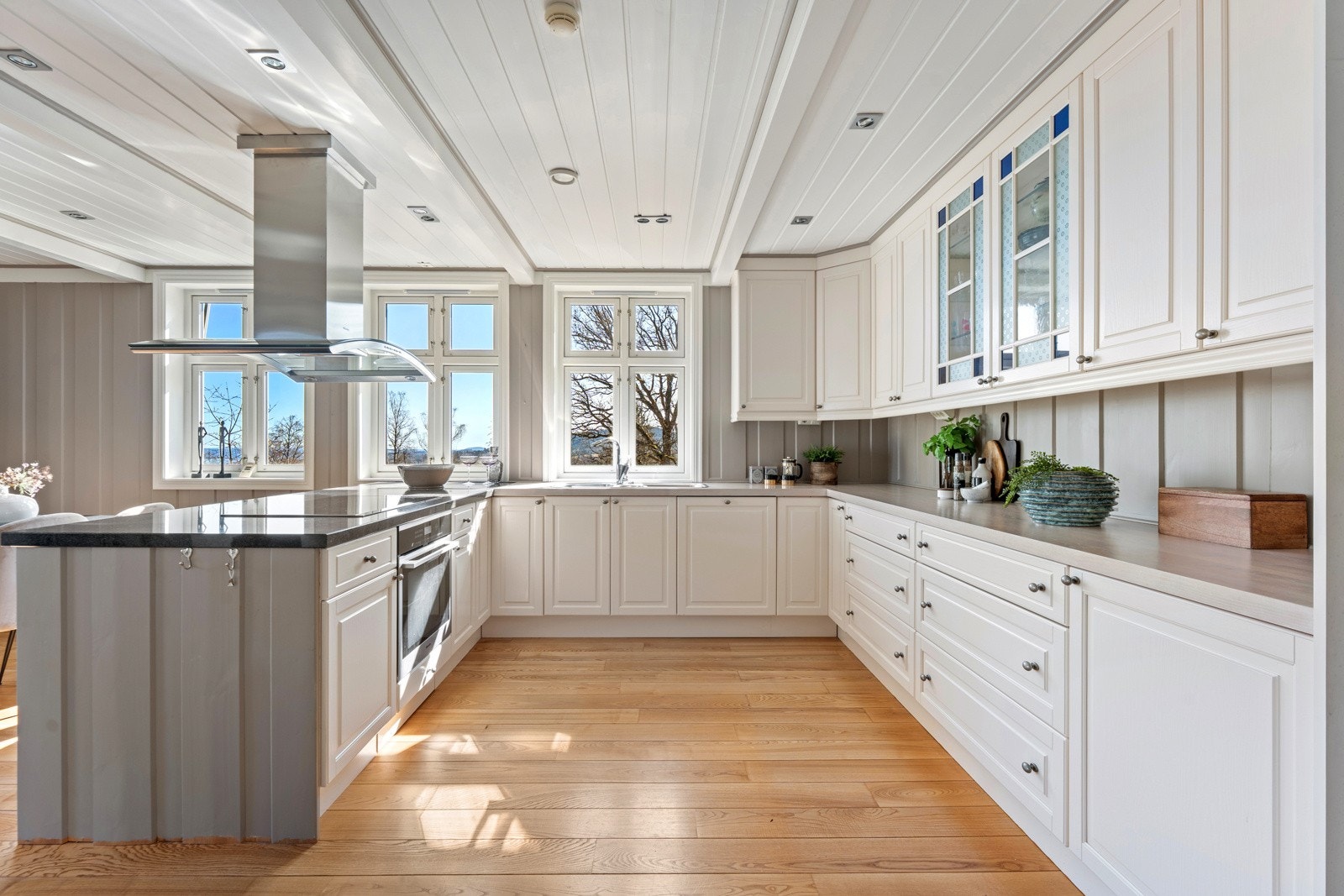 Innredningen er fra Strai Kjøkken og består av klassiske fronter i en lys tone, kombinert med benkeplater i heltre og stein Galleribilde