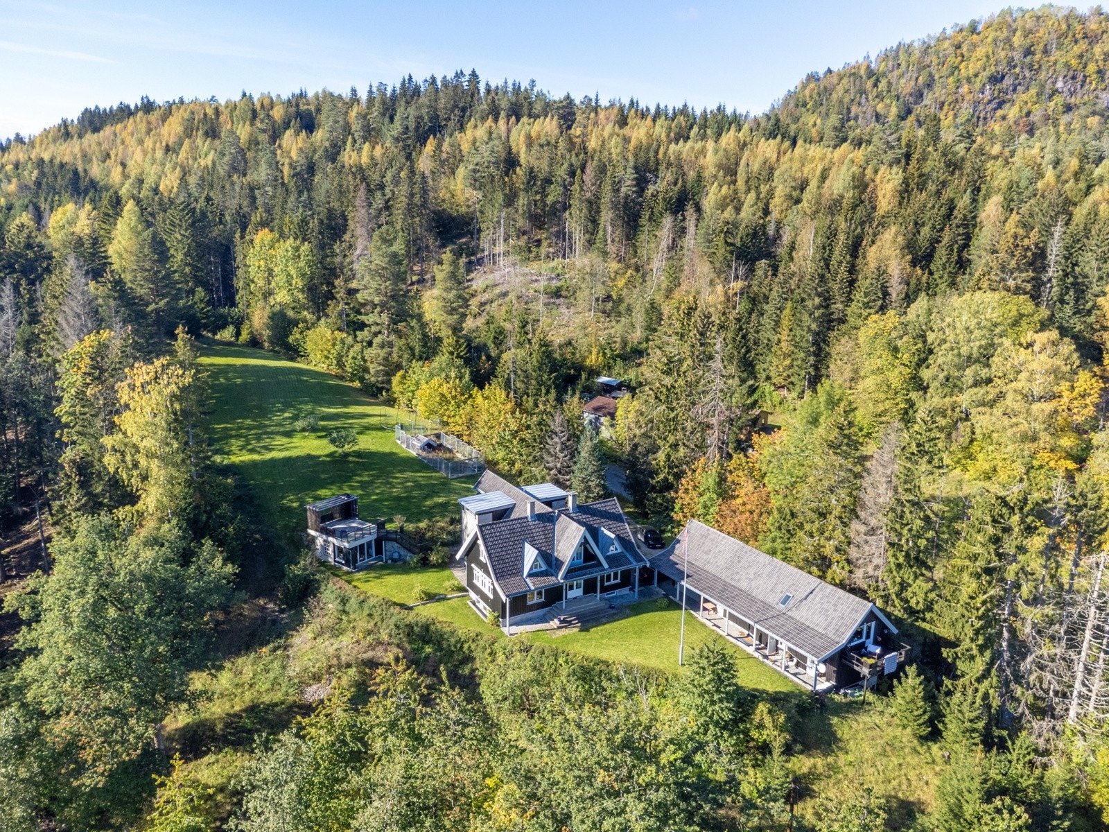 Eiendommen ligger høyt og fritt, med fantastisk utsyn over landskapet og fjorden Galleribilde