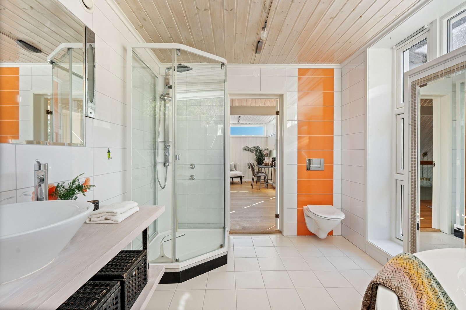 Rommet er utstyrt med innredning med servant, vegghengt toalett, dusjkabinett og innmurt badekar Galleribilde