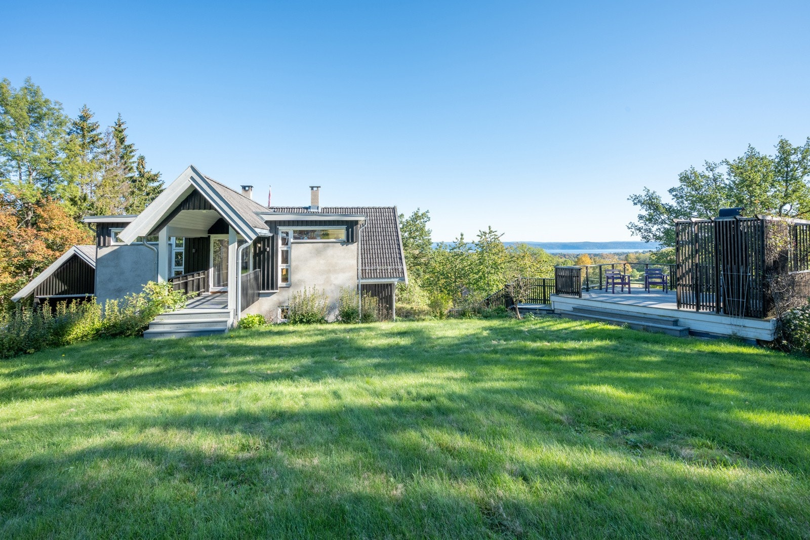 Den høye beliggenheten gir eiendommen en flott utsikt mot Oslofjorden og omkringliggende landskap Galleribilde