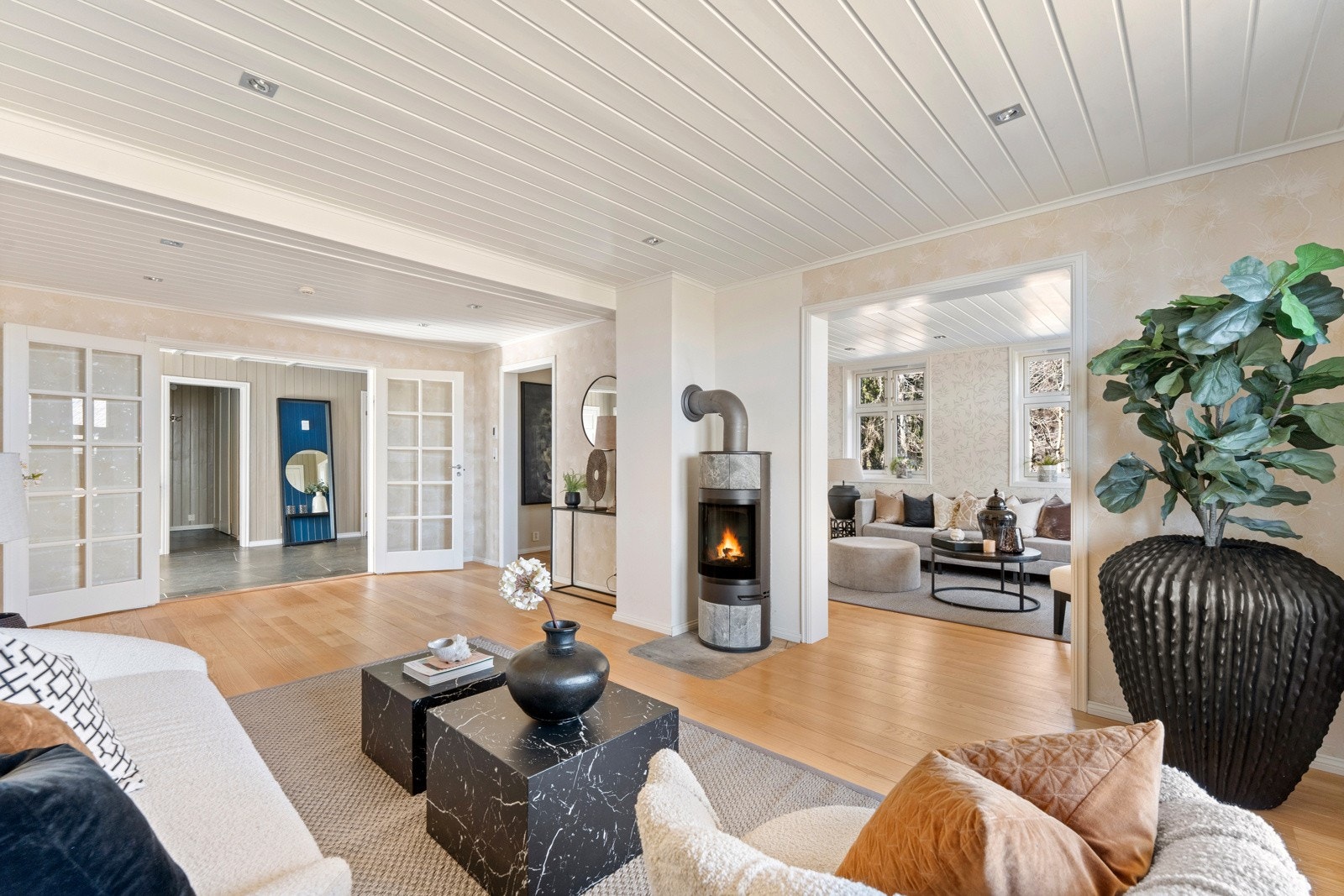 Boligen har to innbydende stuer med god plass til både sofagruppe og øvrig møblement Galleribilde