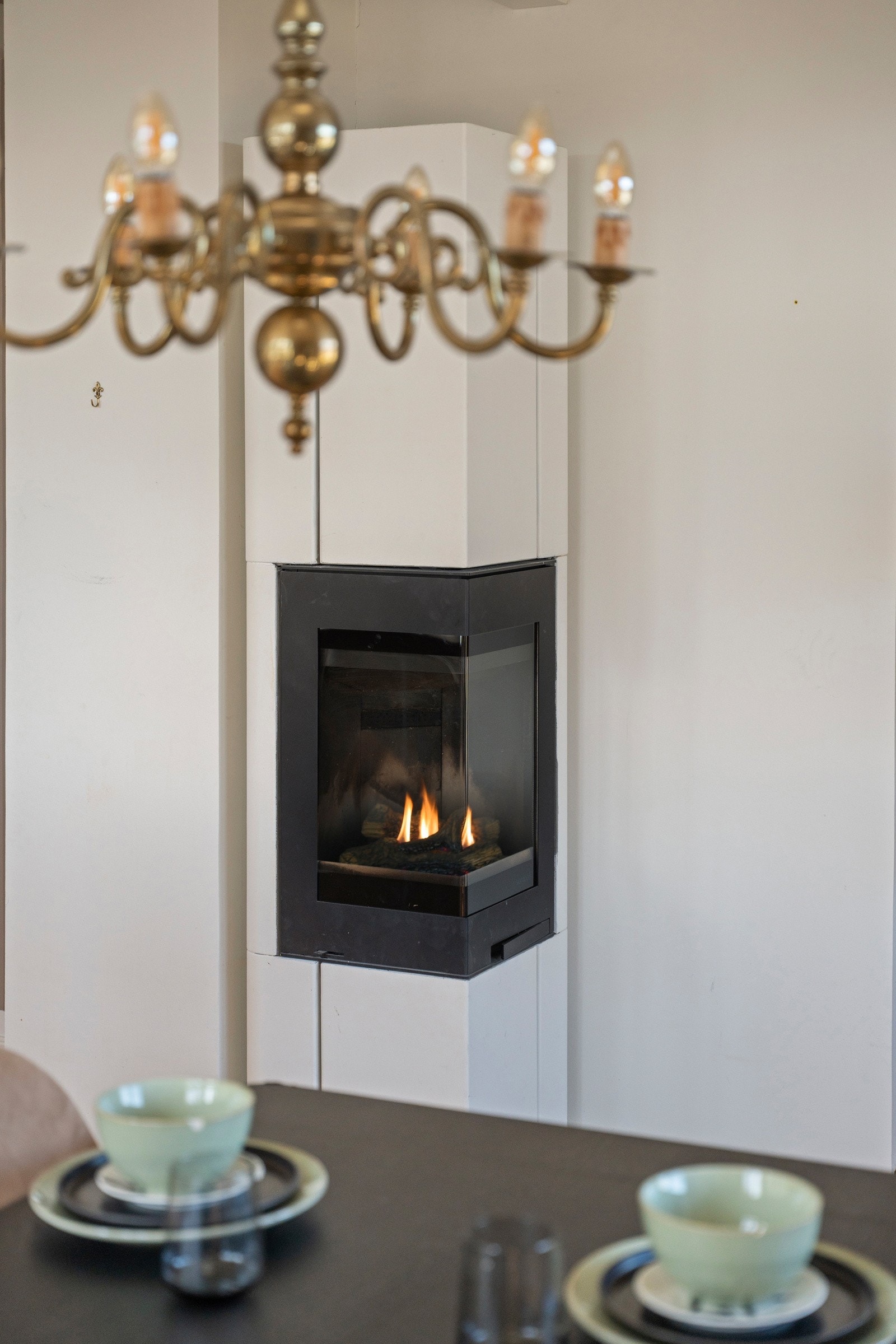 En peisovn er montert i kjøkkensonen og gir både varme og ekstra sjarm til rommet Galleribilde