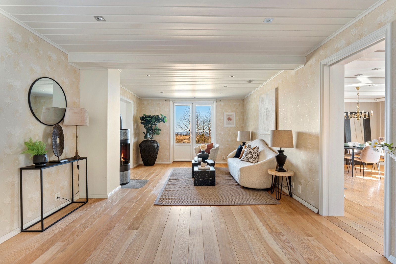 Fra den ene stuen er det direkte utgang til hagen - en flott forlengelse av oppholdsrommet på varme dager Galleribilde