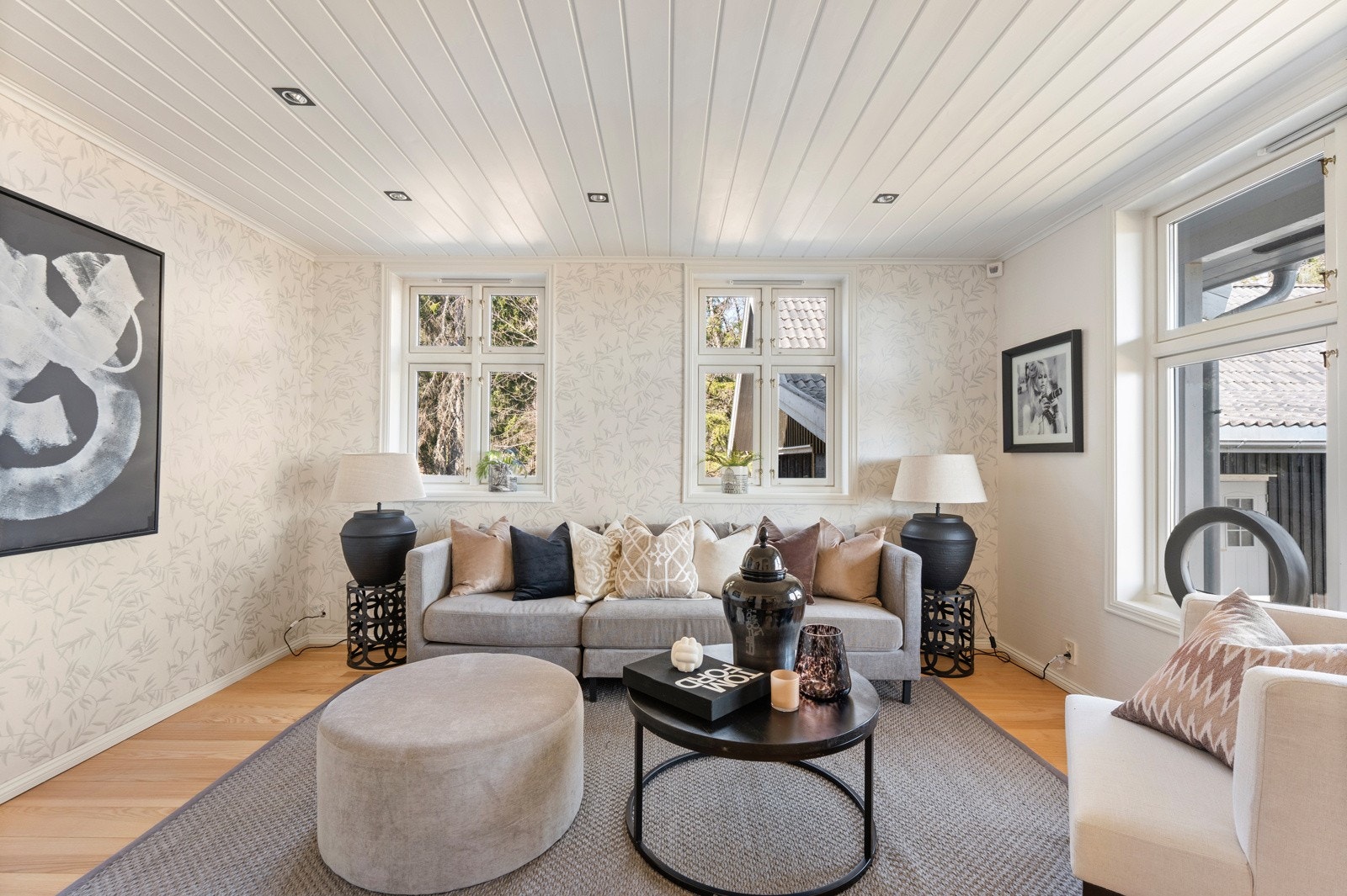 Spotlights i taket gir god belysning Galleribilde