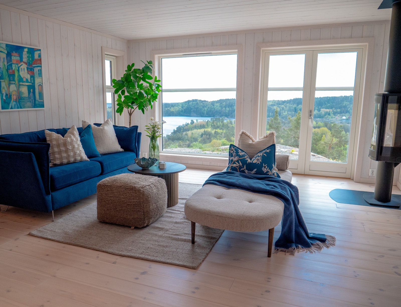 Stor og luftig stue med mye naturlig lys Galleribilde