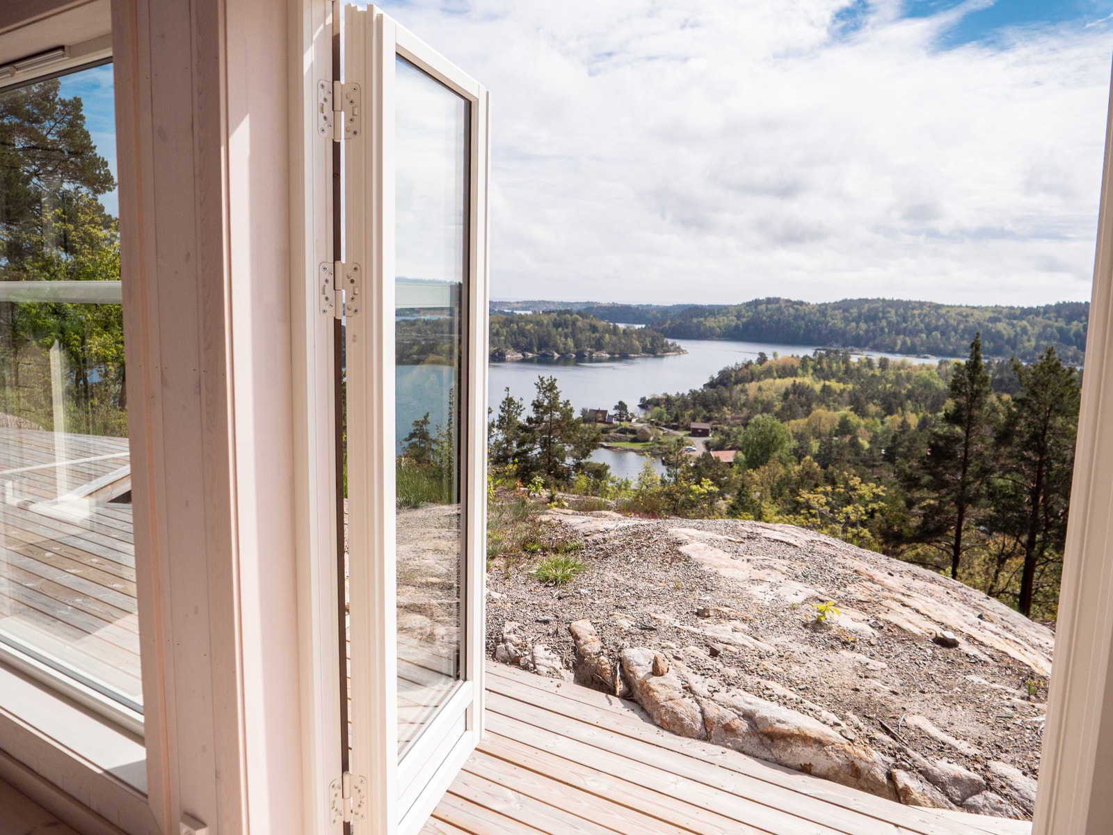 Dobbel terrassedør fra stuen og ut Galleribilde