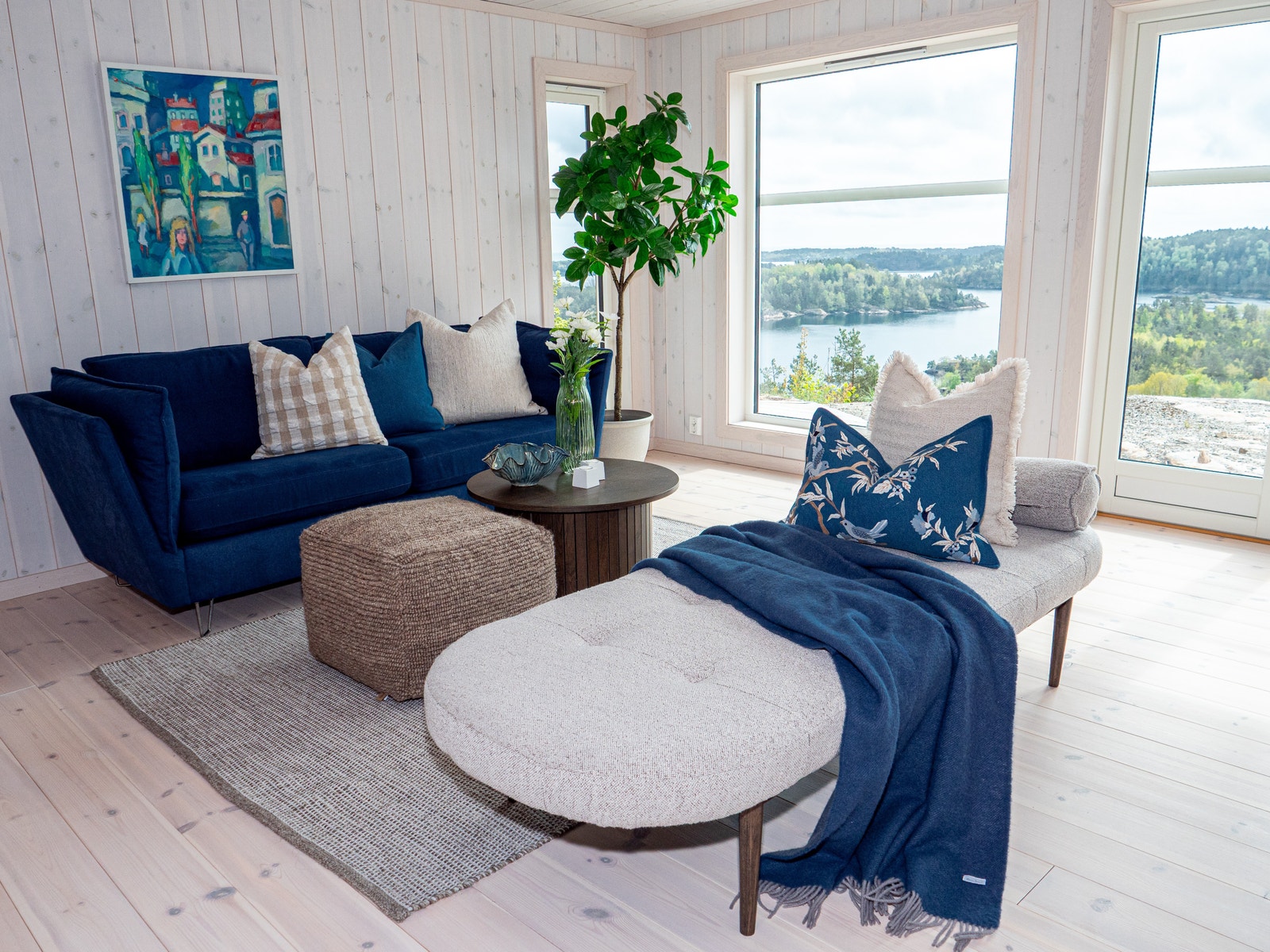 Stor og luftig stue med mye naturlig lys Galleribilde