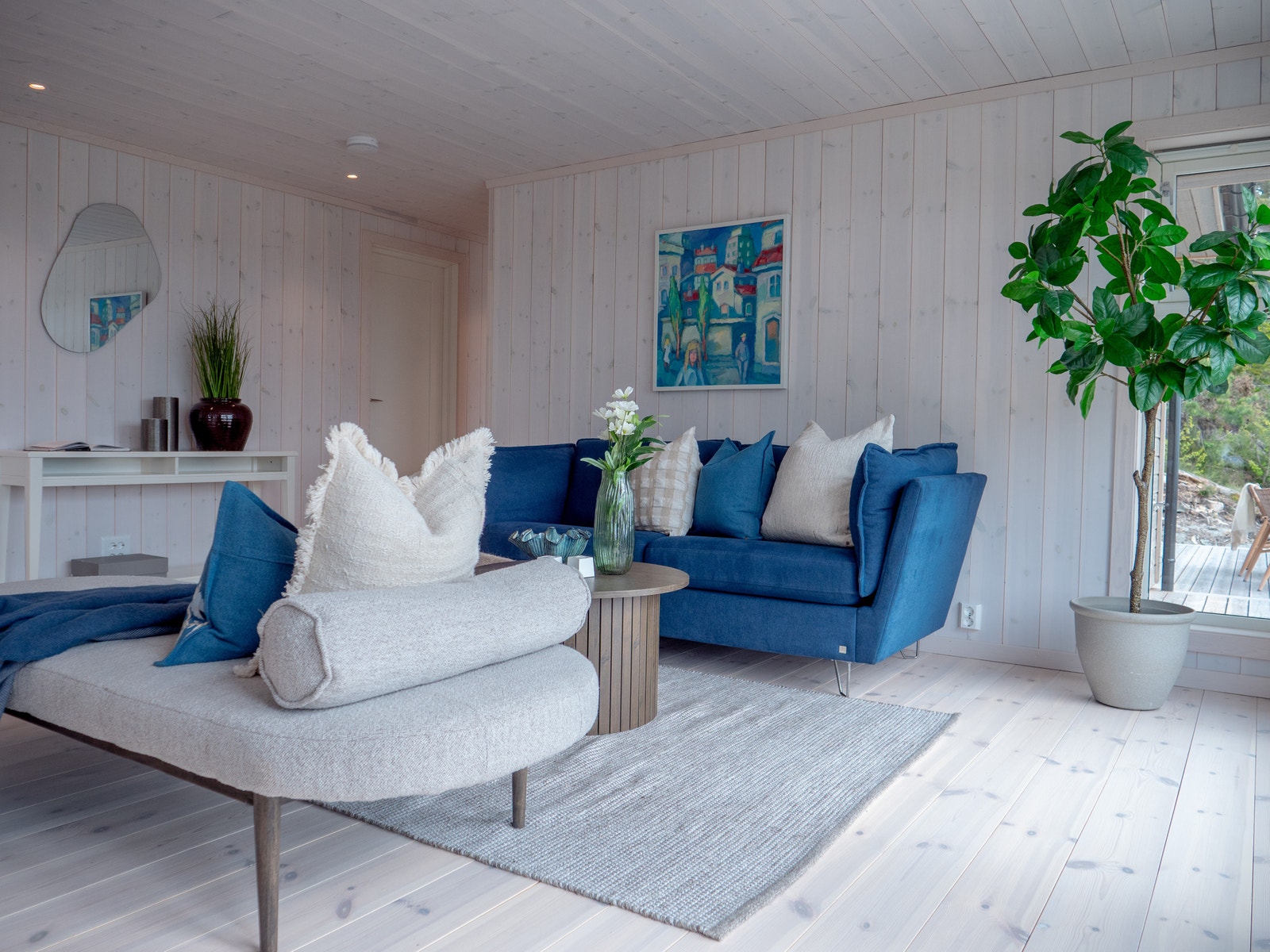 Stor og luftig stue med mye naturlig lys Galleribilde