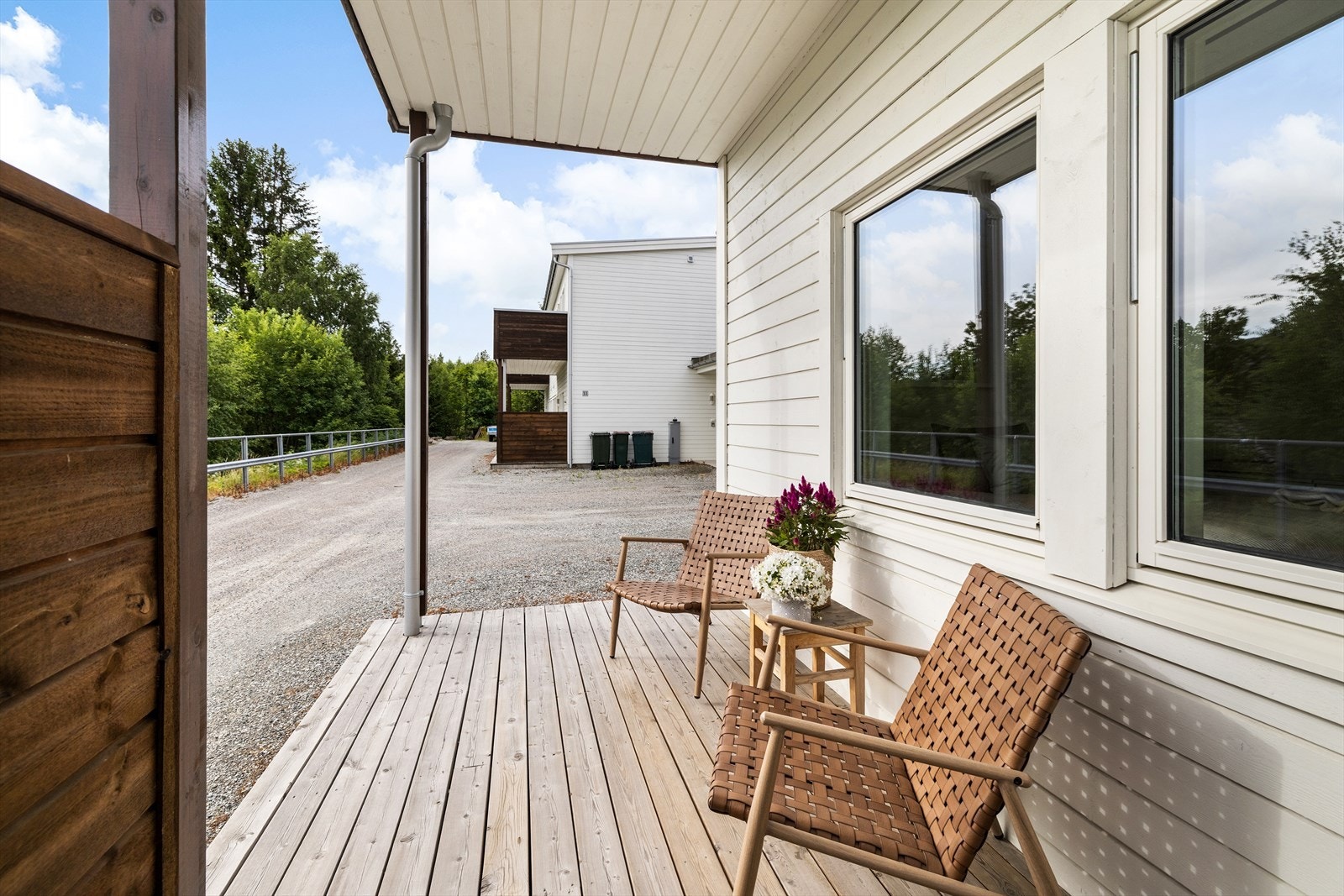 Det er plass til utemøbler og et bord. Galleribilde