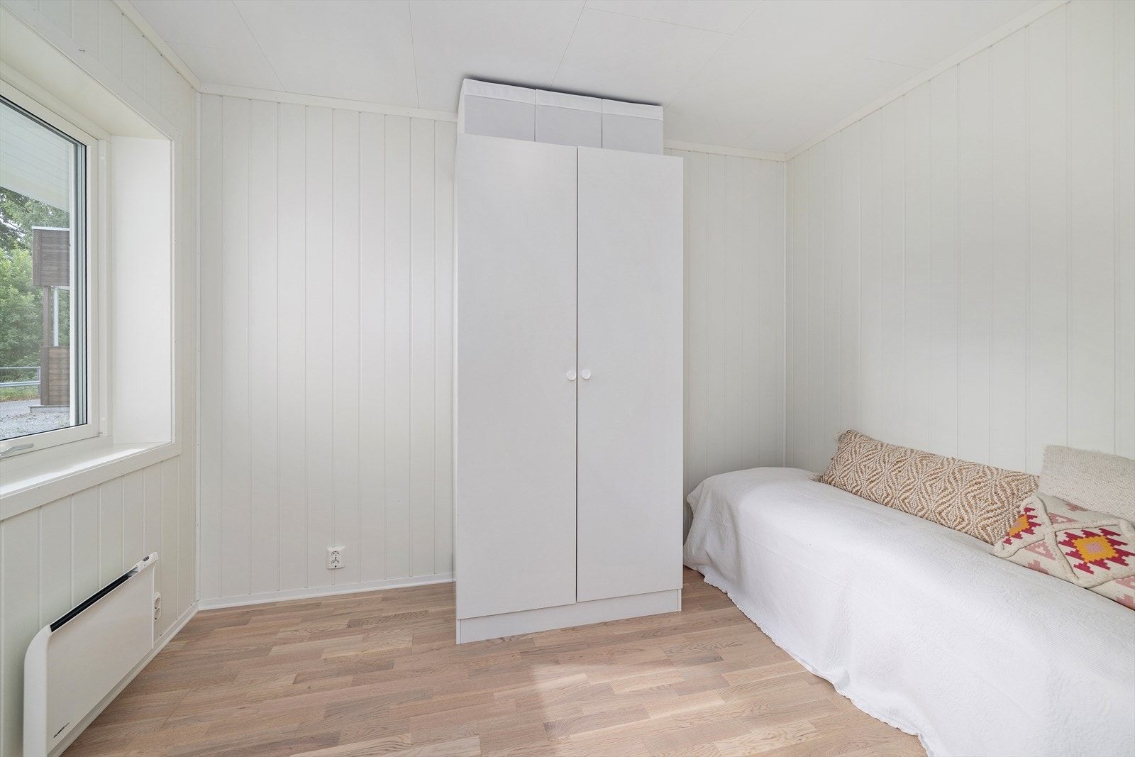 Leiligheten har 2 soverom. Her er det plass til seng og skap til oppbevaring av tøy. Galleribilde