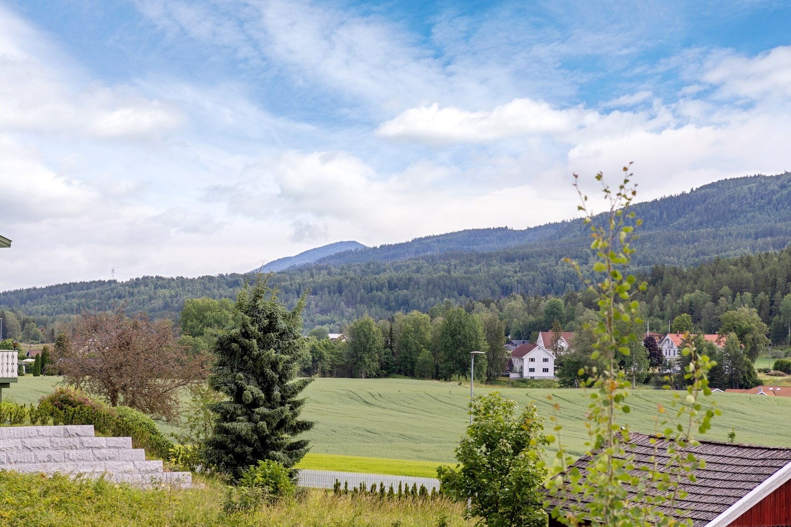 Eiendommen har en landlig beliggenhet like utenfor Skotselv sentrum. Galleribilde