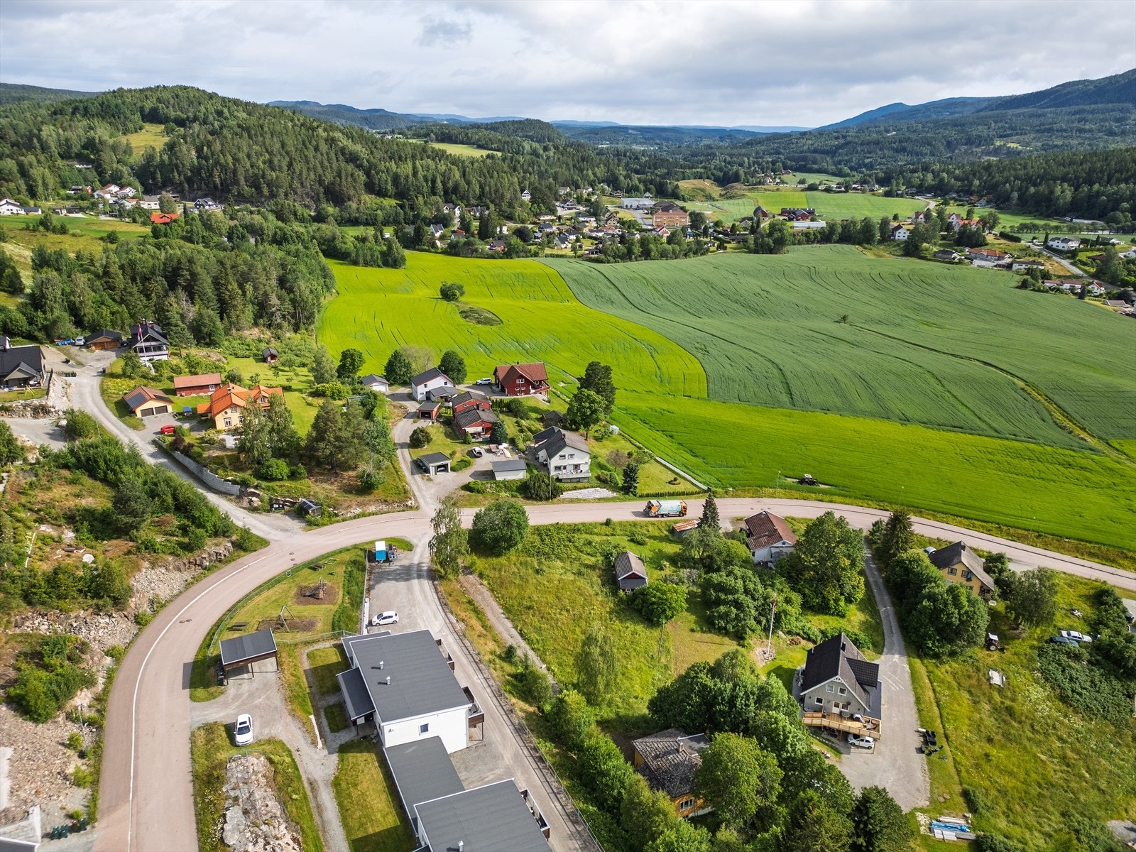 Fra tomten er det også gangavstand til barnehage, dagligvarebutikk, legesenter, kulturhus, bibliotek, idrettsanlegg, flerbrukshall og kunstgressbane. Galleribilde